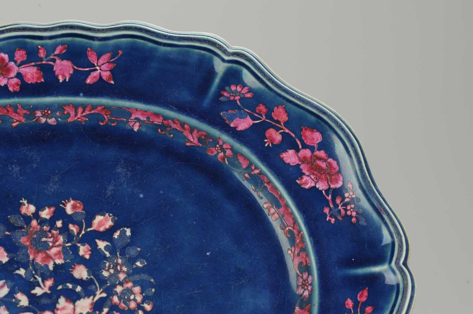 Un raro piatto da portata dipinto in buone condizioni e di qualità con un fondo blu e fiori rosa.

Un pezzo molto ben decorato con ottimi dettagli.

Probabilmente tardo periodo Qianlong o Jiaqing (1796-1820) Un piatto molto ben decorato. Un tipo
