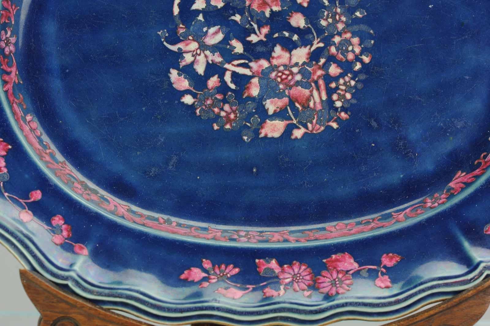 Piatto da portata grande del XVIII secolo in porcellana cinese Qing con fondo blu e rosa In condizioni buone in vendita a Amsterdam, Noord Holland