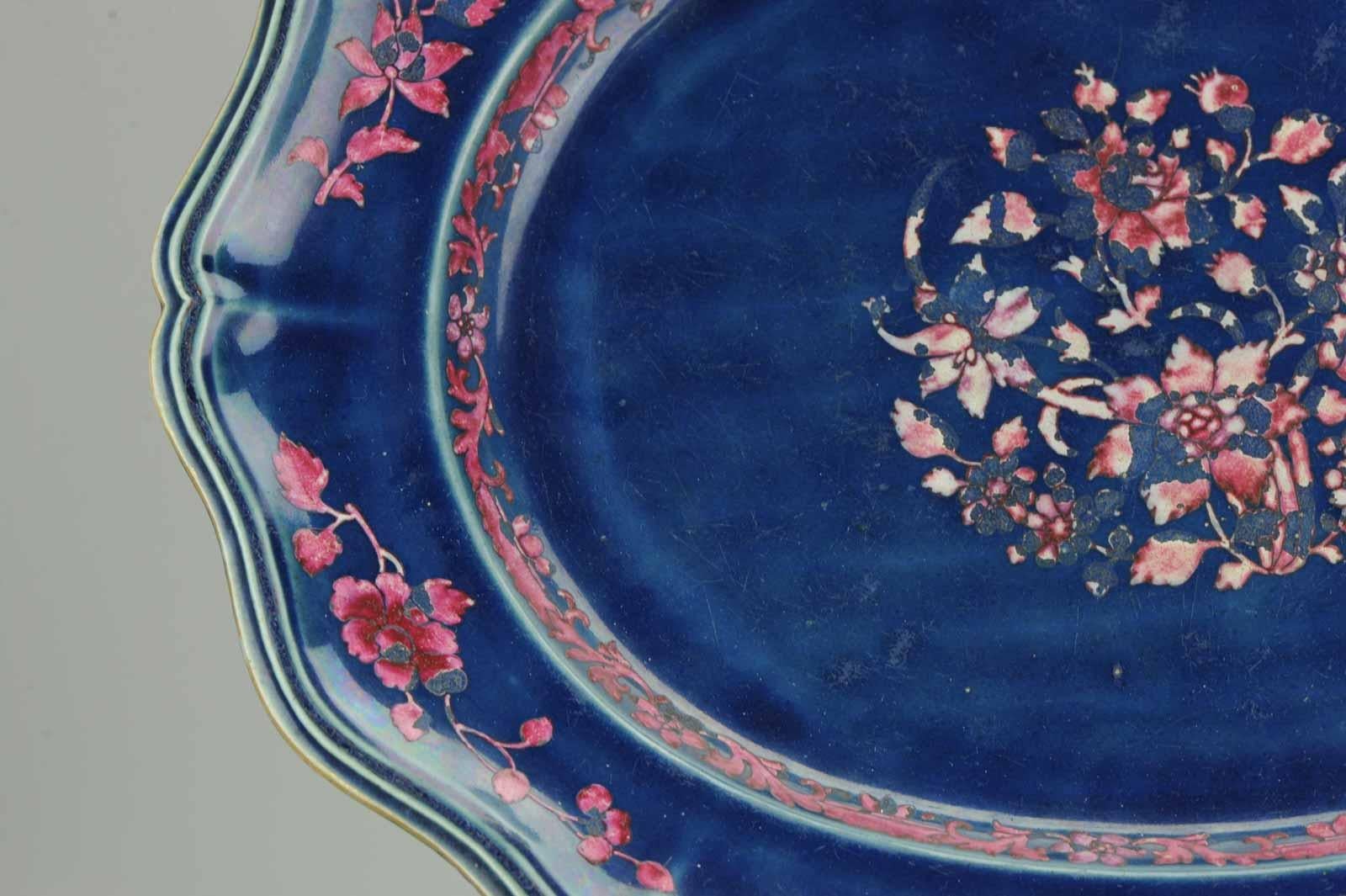 Fino al XVIII secolo Piatto da portata grande del XVIII secolo in porcellana cinese Qing con fondo blu e rosa in vendita