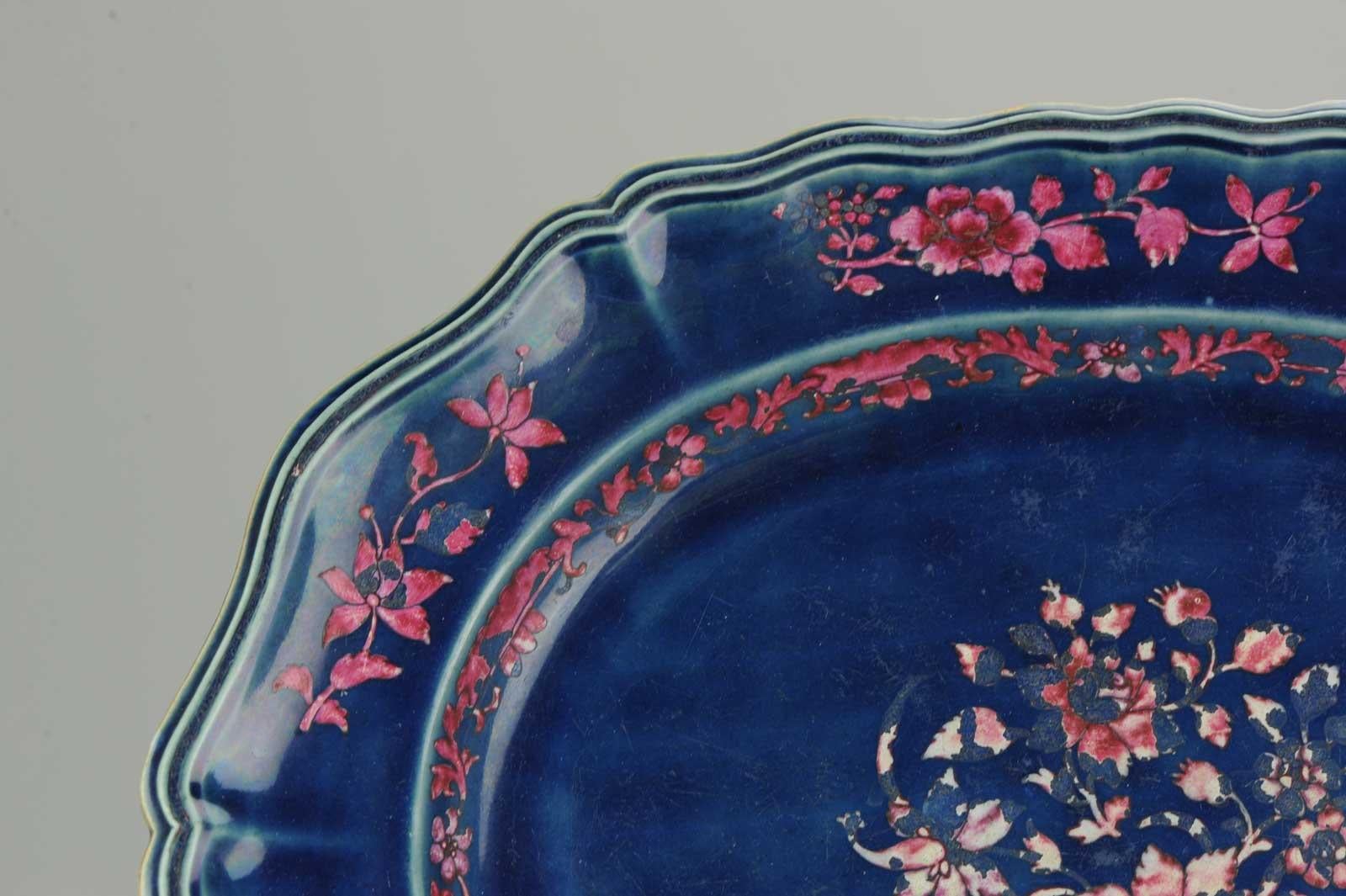 Porcellana Piatto da portata grande del XVIII secolo in porcellana cinese Qing con fondo blu e rosa in vendita