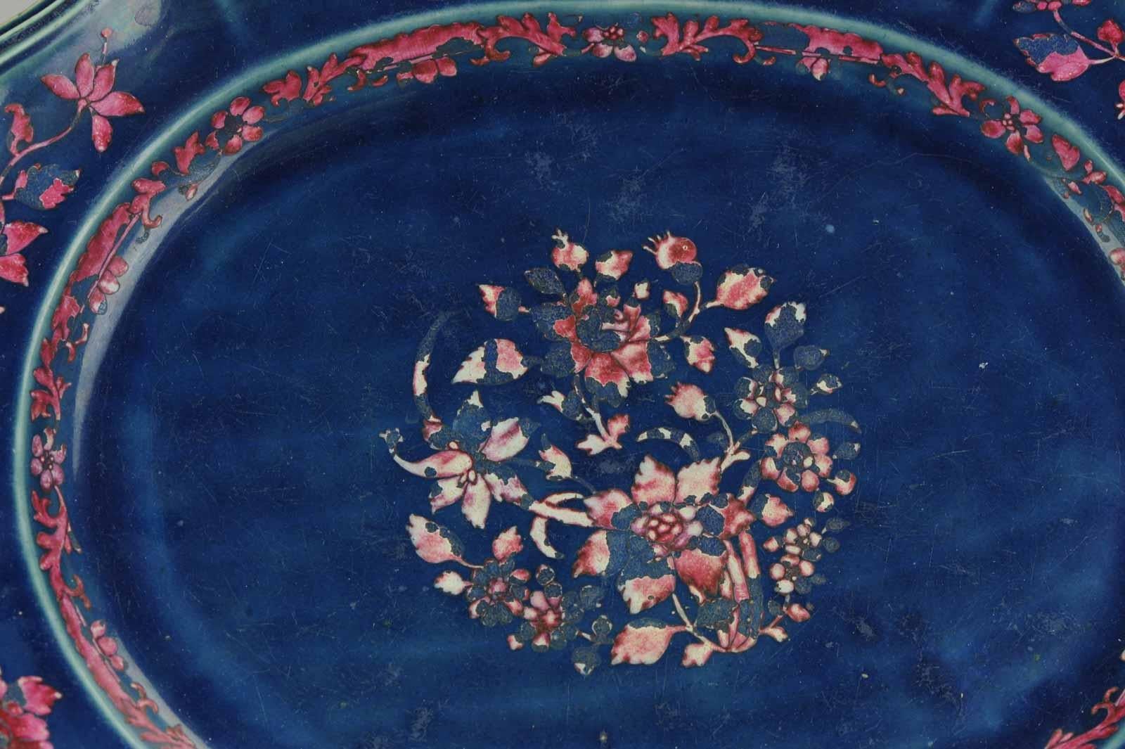 Piatto da portata grande del XVIII secolo in porcellana cinese Qing con fondo blu e rosa in vendita 1