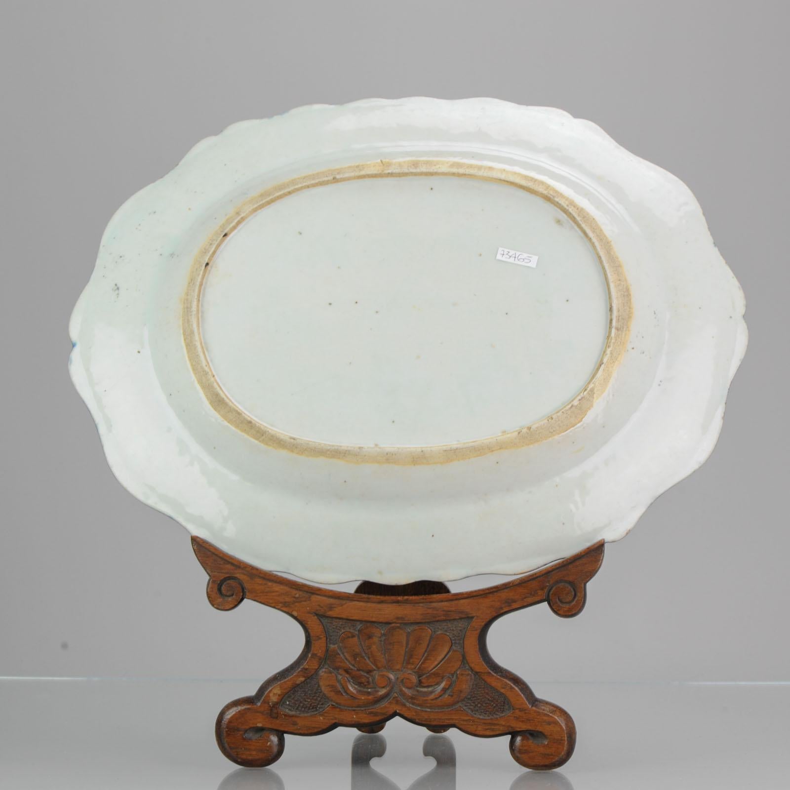 Piatto da portata grande del XVIII secolo in porcellana cinese Qing con fondo blu e rosa in vendita 3