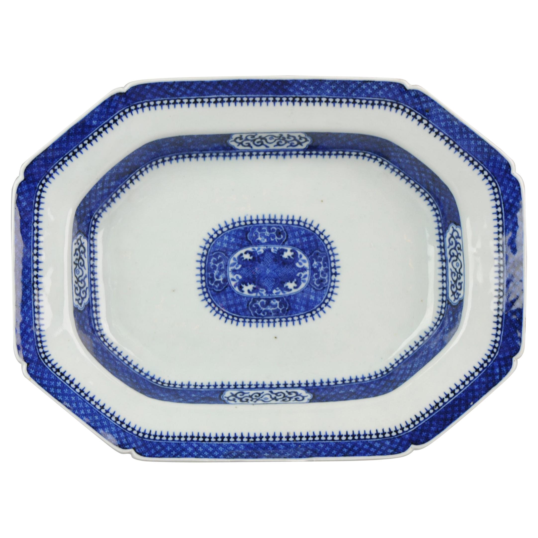 Grande assiette de service ancienne du 18ème siècle en porcelaine chinoise bleue et verte Jiaqing Qing