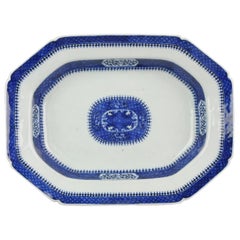 Grande assiette de service ancienne du 18ème siècle en porcelaine chinoise bleue et verte Jiaqing Qing