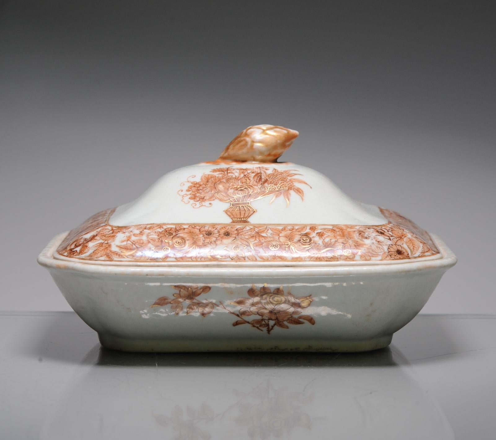 A rare, good conditioned, and quality painted tureen.

Very nicely decorated piece with good details. Sepia and gilt decoration of flowers and flower basket.

Probably Jiaqing period (1796-1820)

A very nicely decorated plate. Rare type of