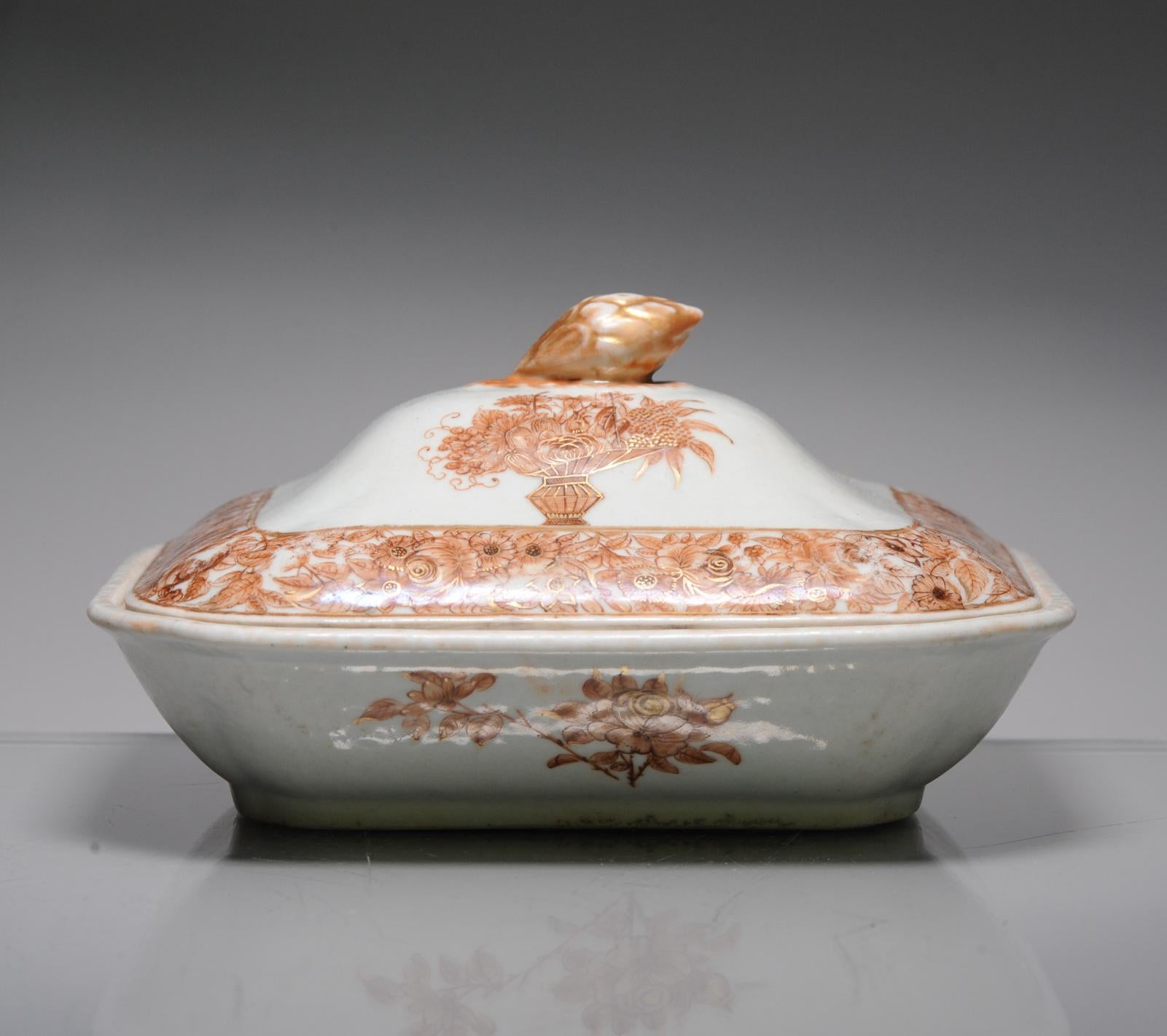 Rare soupière peinte, en bon état et de qualité.

Pièce très joliment décorée avec de bons détails. Décor sépia et doré de fleurs et d'un panier de fleurs.

Probablement période Jiaqing (1796-1820)

Une assiette très joliment décorée. Type de