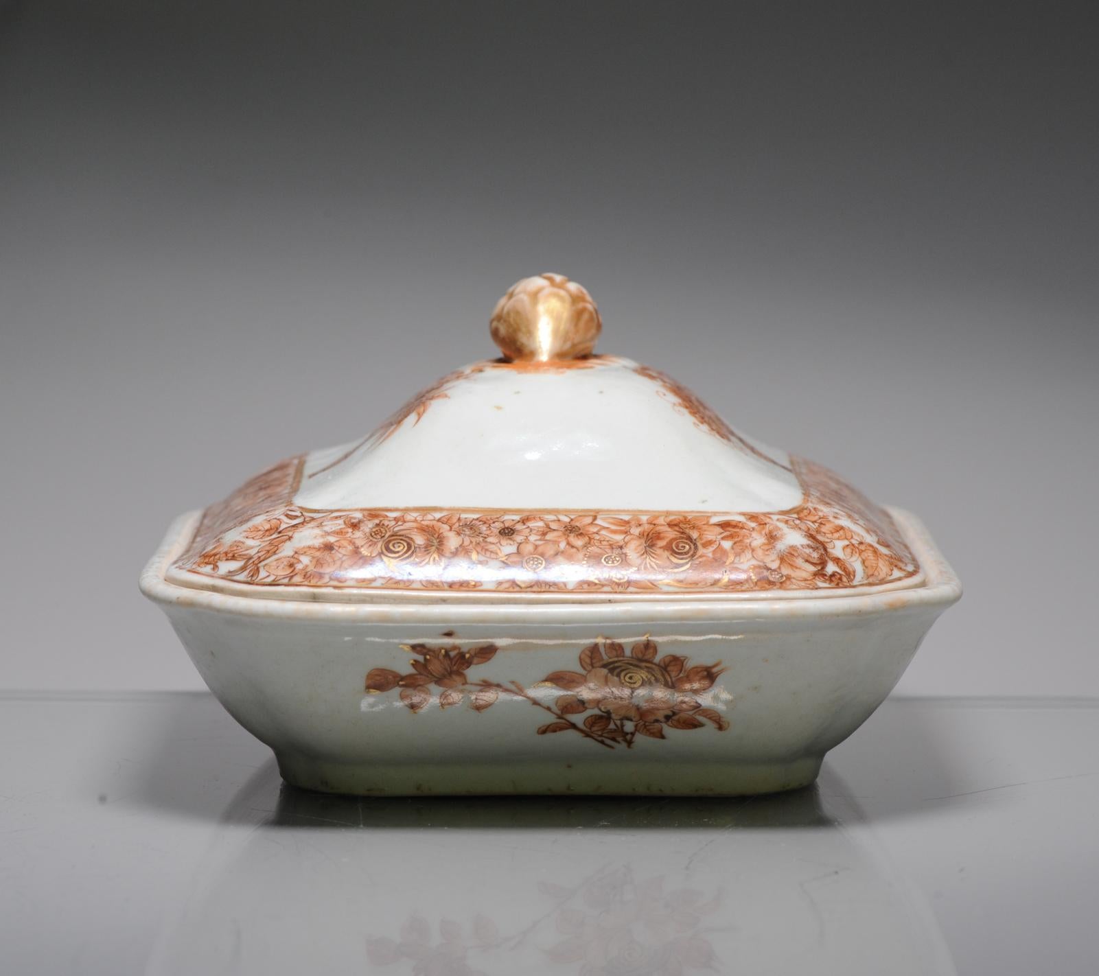 Chinois Grande soupière ancienne de 18C en porcelaine chinoise Qing Chine de Commande Sepia en vente