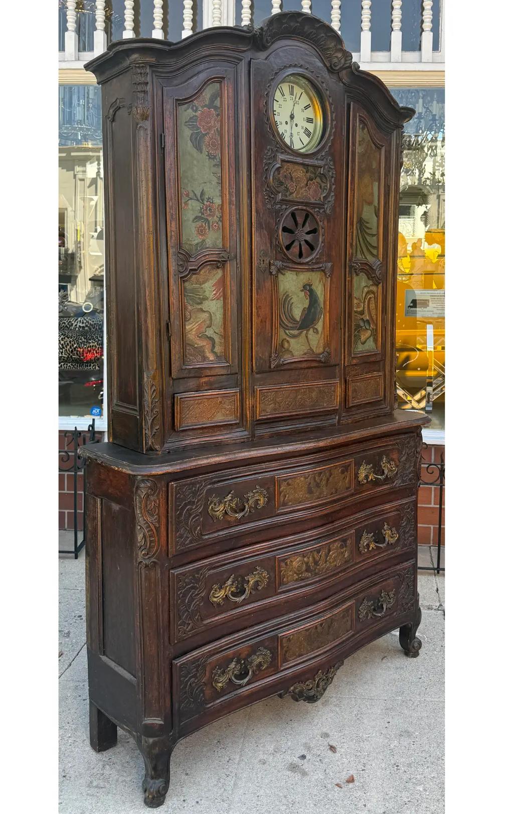 Français Vaisselier ancien 18c Louis XV en noyer sculpté avec horloge intégrée en vente