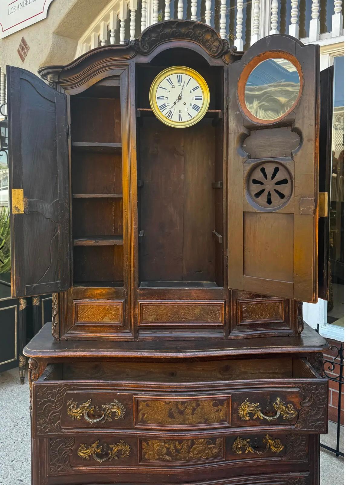 Vaisselier ancien 18c Louis XV en noyer sculpté avec horloge intégrée Bon état - En vente à LOS ANGELES, CA