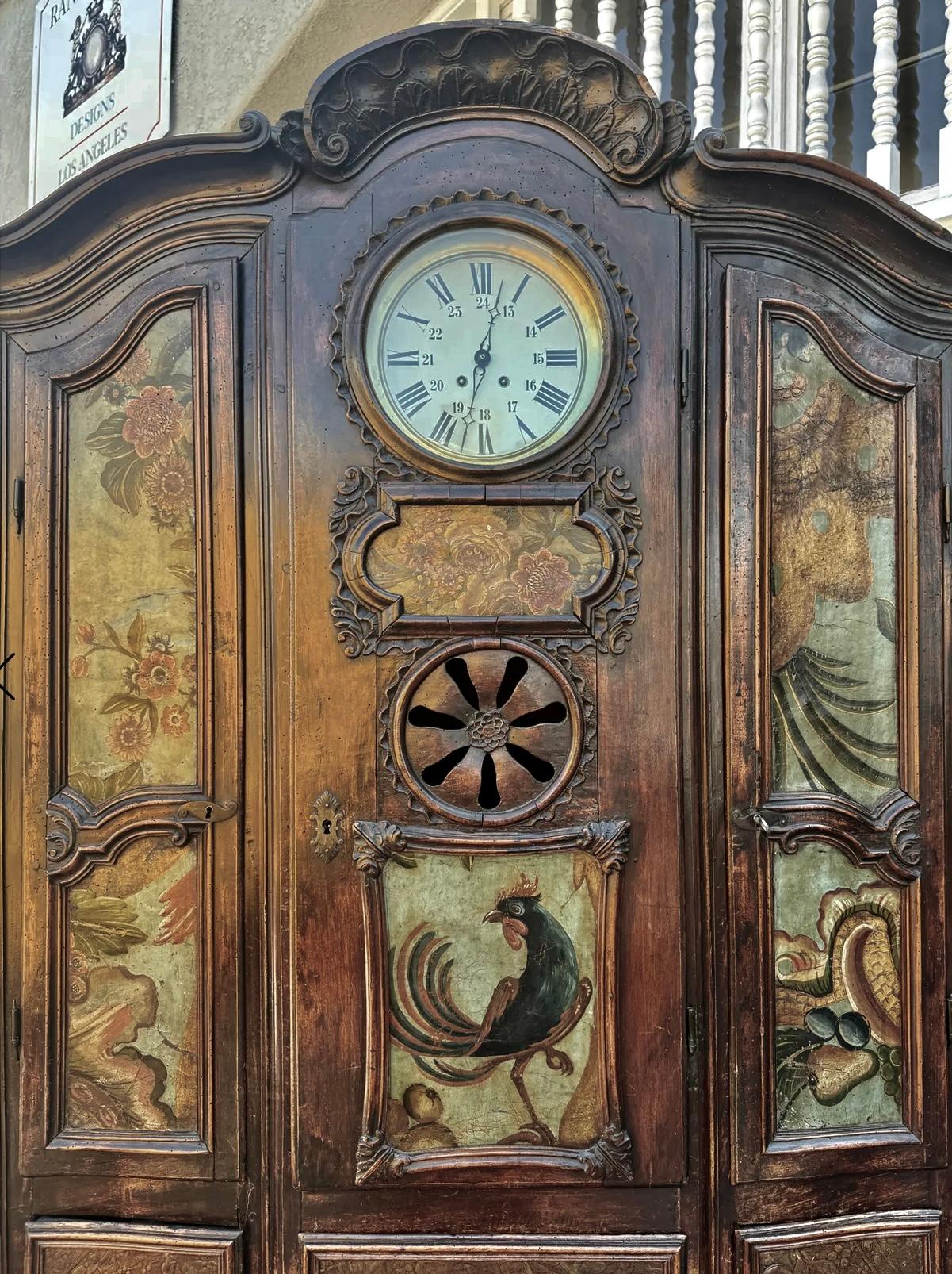XVIIIe siècle et antérieur Vaisselier ancien 18c Louis XV en noyer sculpté avec horloge intégrée en vente