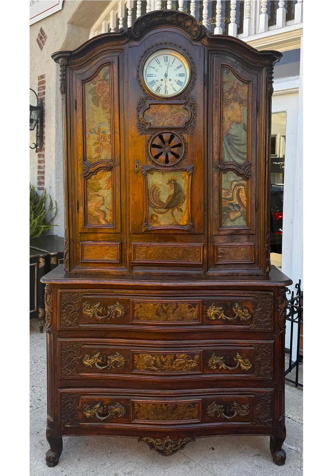 Vaisselier ancien 18c Louis XV en noyer sculpté avec horloge intégrée en vente 1