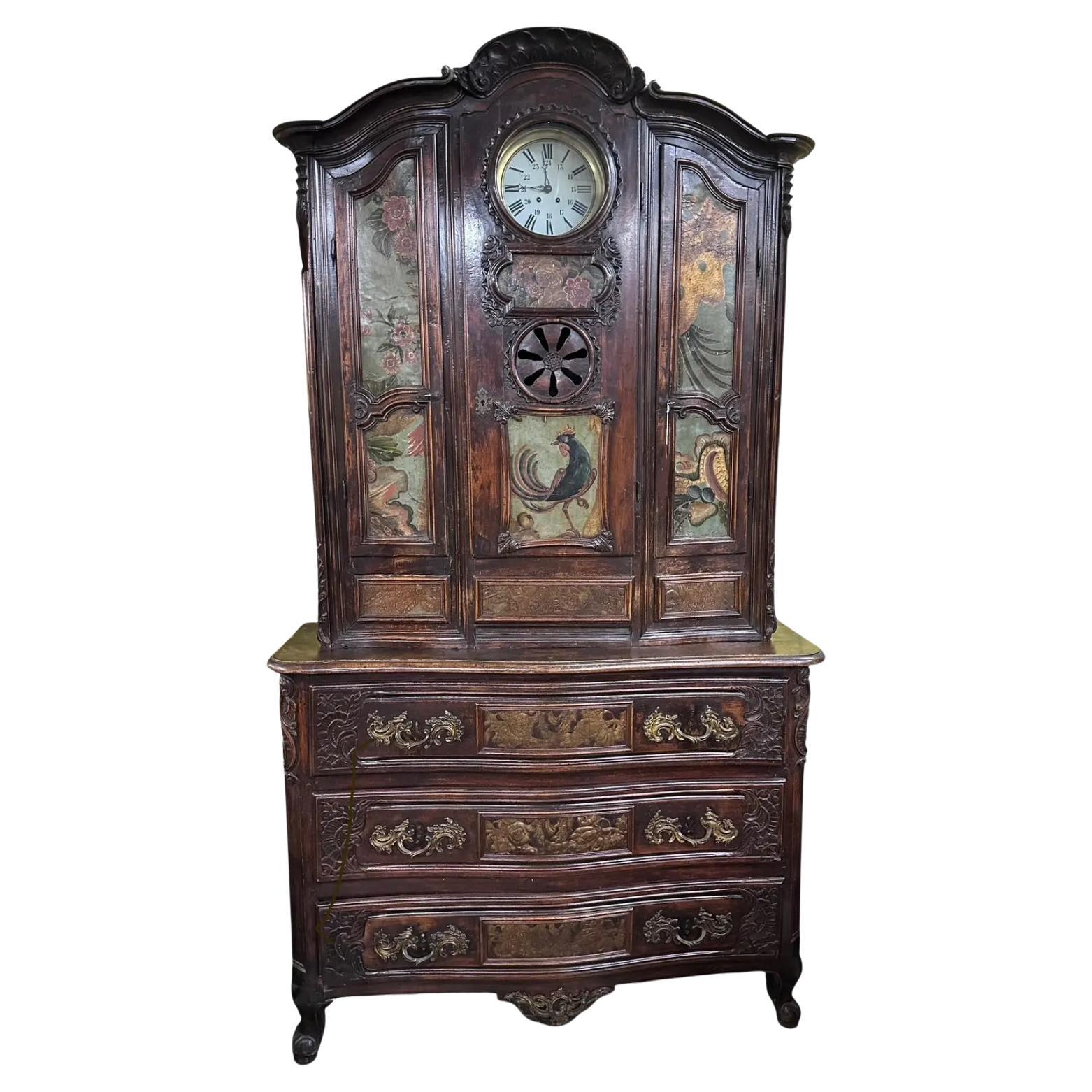 Vaisselier ancien 18c Louis XV en noyer sculpté avec horloge intégrée en vente