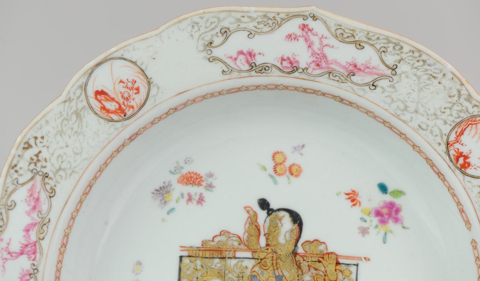 Antique Plate Qing Chinese Porcelain Chine De Commande Pink Gold Figure In Good Condition For Sale In Amsterdam, Noord Holland