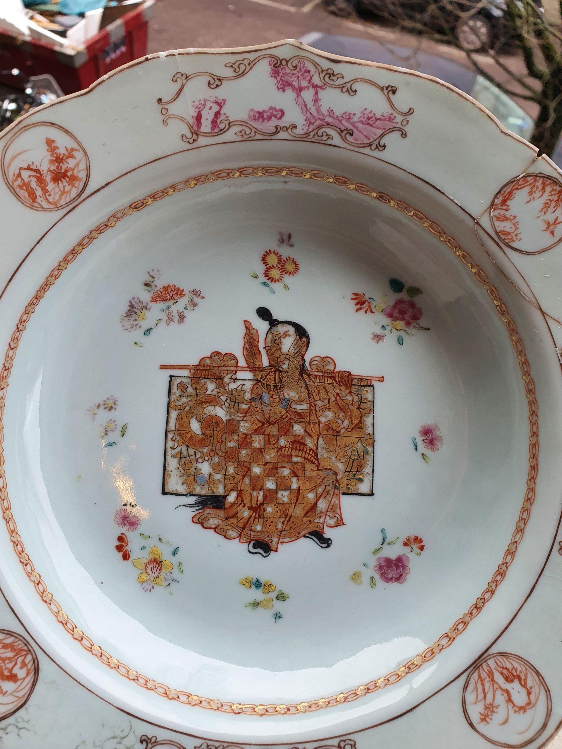 Antique Plate Qing Chinese Porcelain Chine De Commande Pink Gold Figure In Good Condition For Sale In Amsterdam, Noord Holland