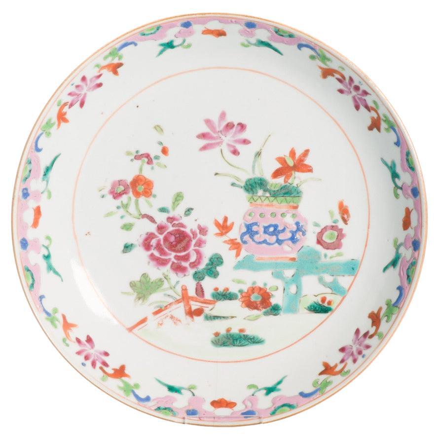 Antiguo plato de porcelana china de la época Qianlong de 18C Famille Rose del Sureste Asiático