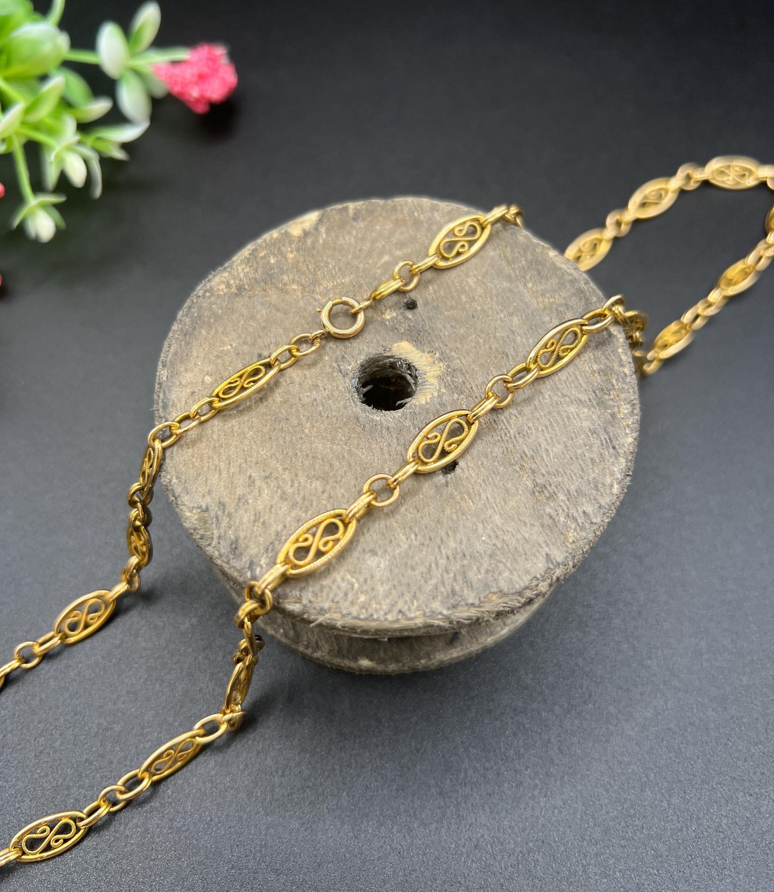 Antique 18ct Gold, 1920s 22 1/4 Inch Fancy Filigree Oval Link Chain Necklace In Good Condition For Sale In Brighton, GB