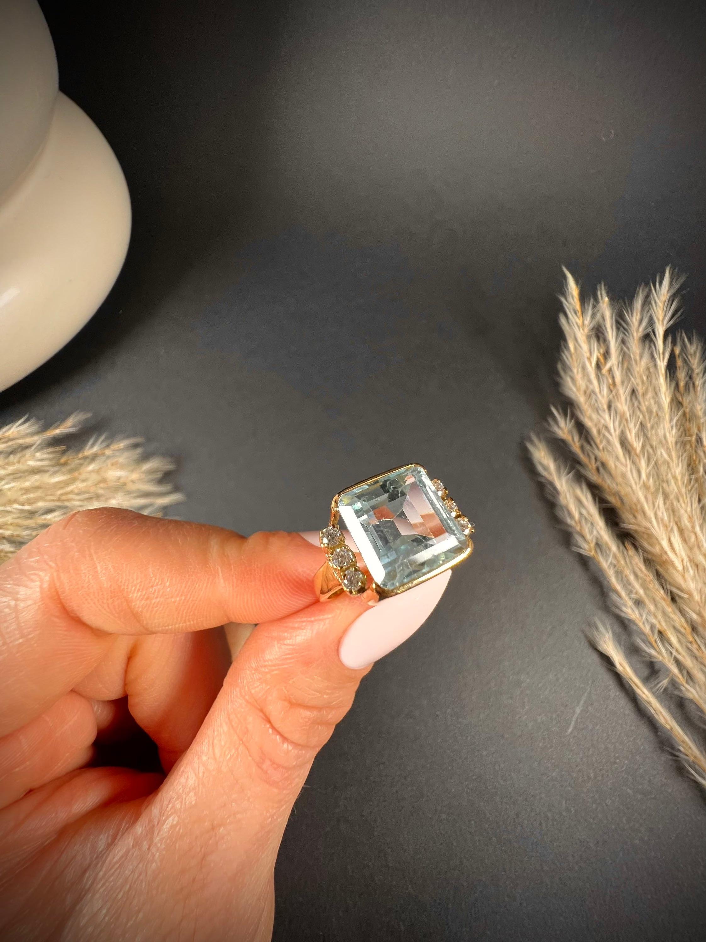 Antique 18ct Gold 1920s Art Deco Aquamarine & Diamond Cocktail Ring For Sale 4