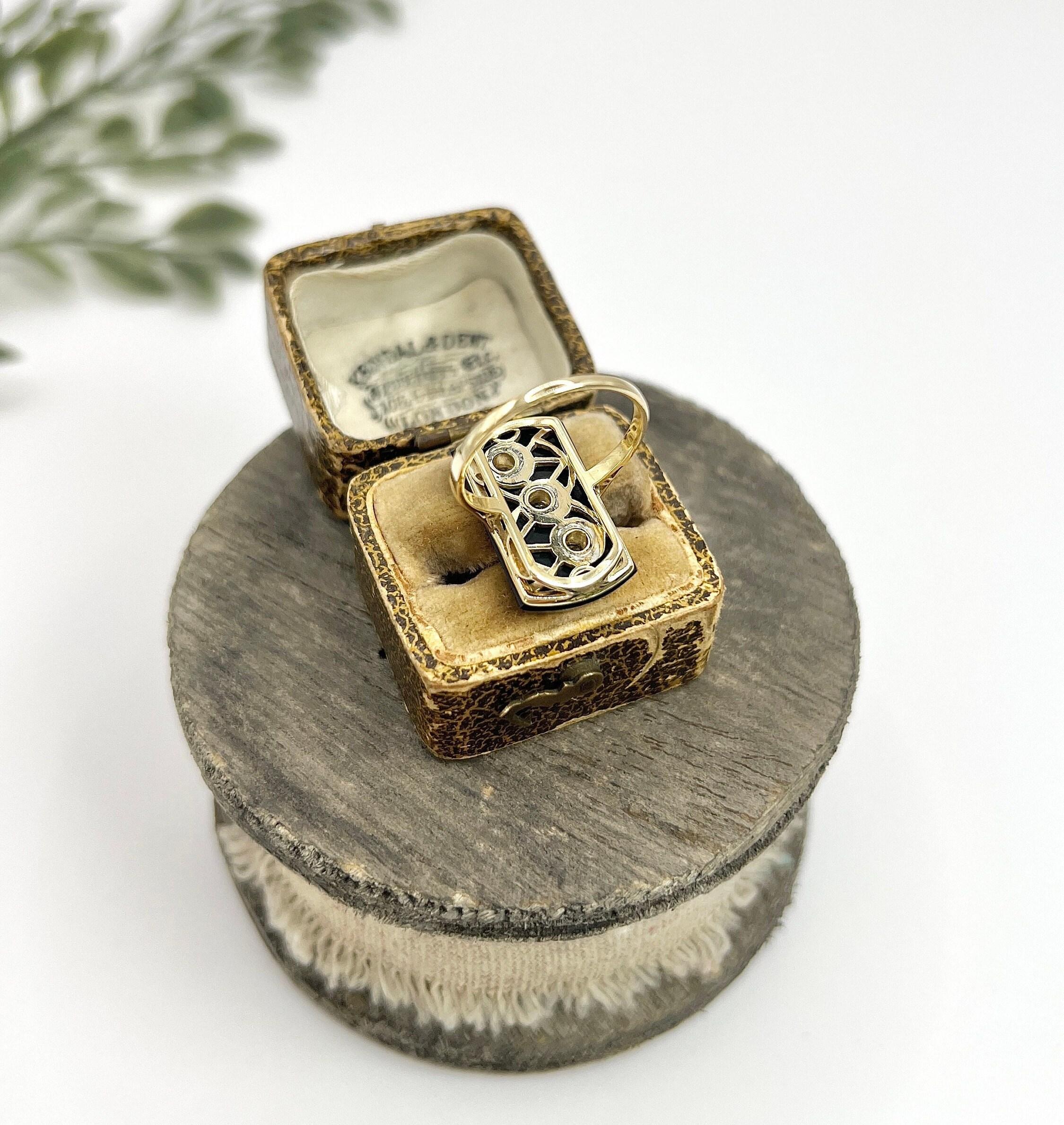Antique 18ct Gold, 1920s Art Deco Rectangular Onyx & Diamond Three Stone Ring For Sale 6