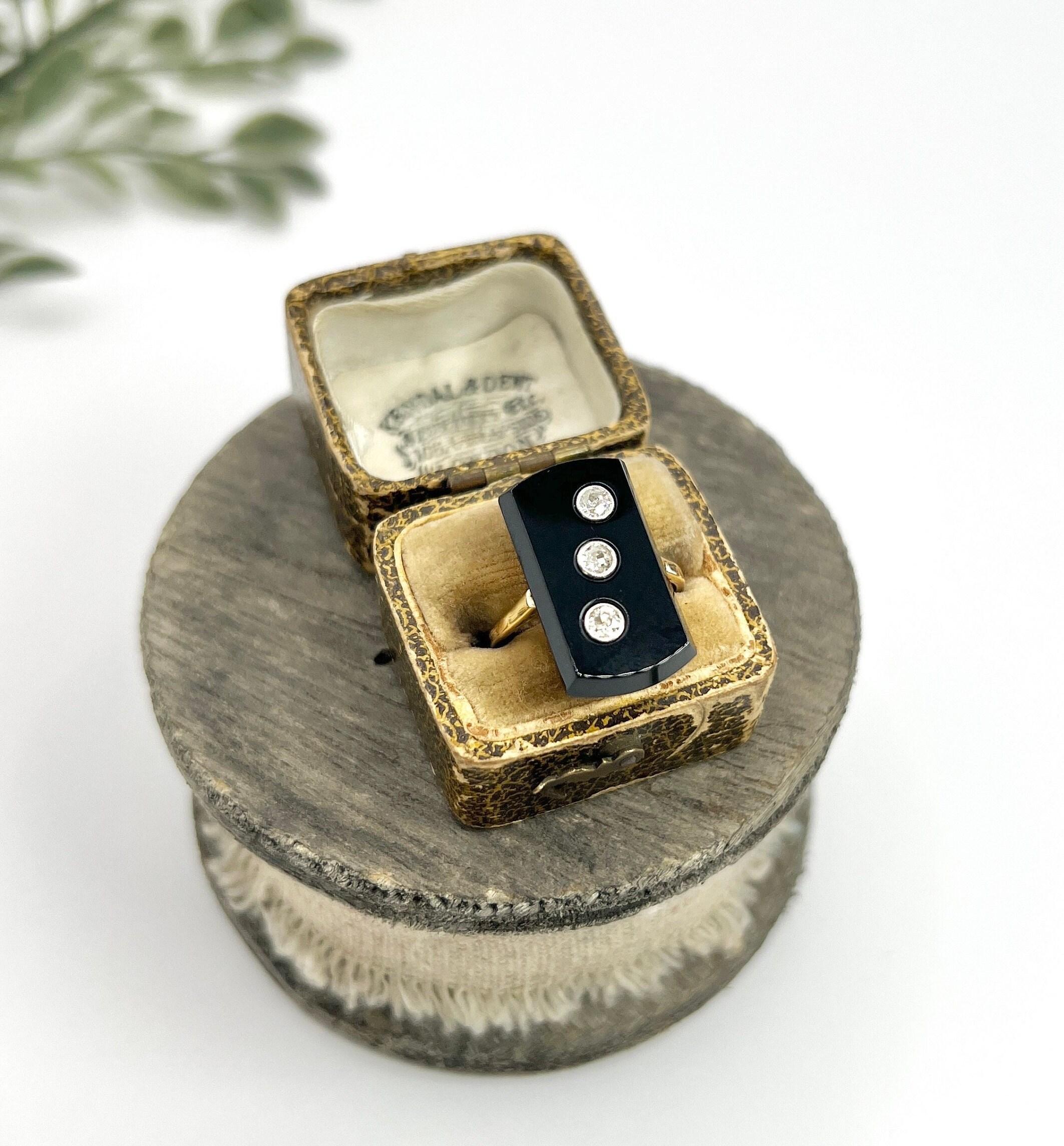 Women's or Men's Antique 18ct Gold, 1920s Art Deco Rectangular Onyx & Diamond Three Stone Ring For Sale
