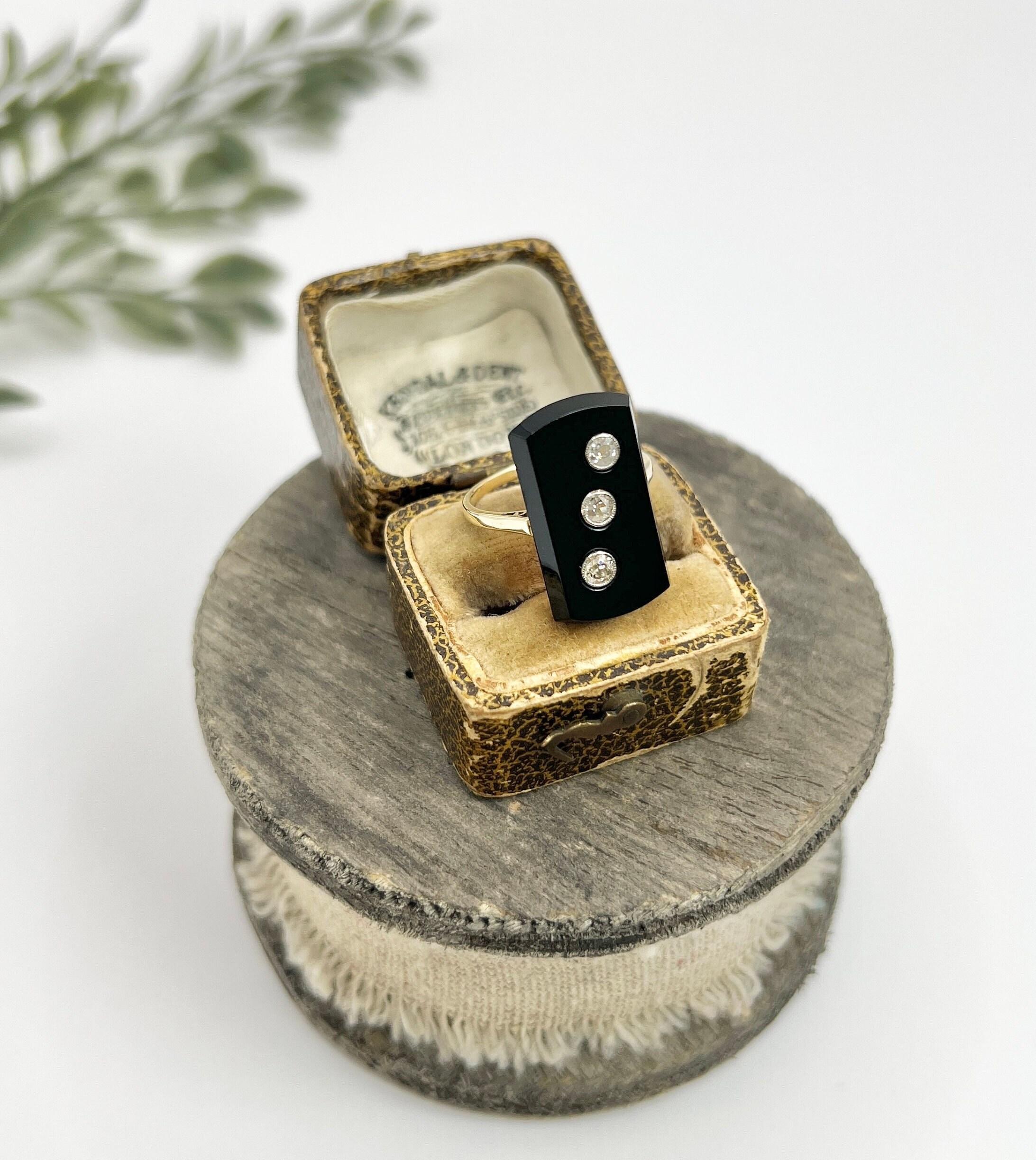 Antique 18ct Gold, 1920s Art Deco Rectangular Onyx & Diamond Three Stone Ring For Sale 1