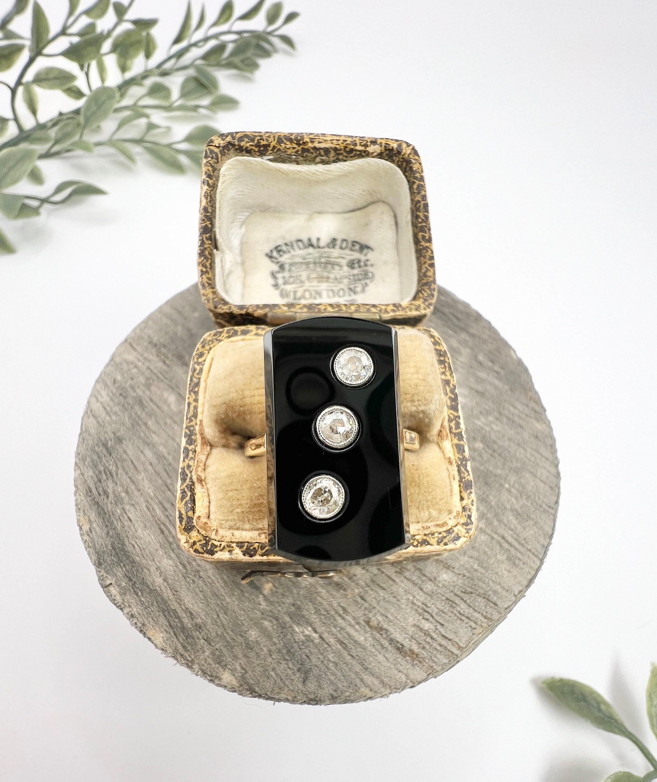 Antique 18ct Gold, 1920s Art Deco Rectangular Onyx & Diamond Three Stone Ring For Sale 2