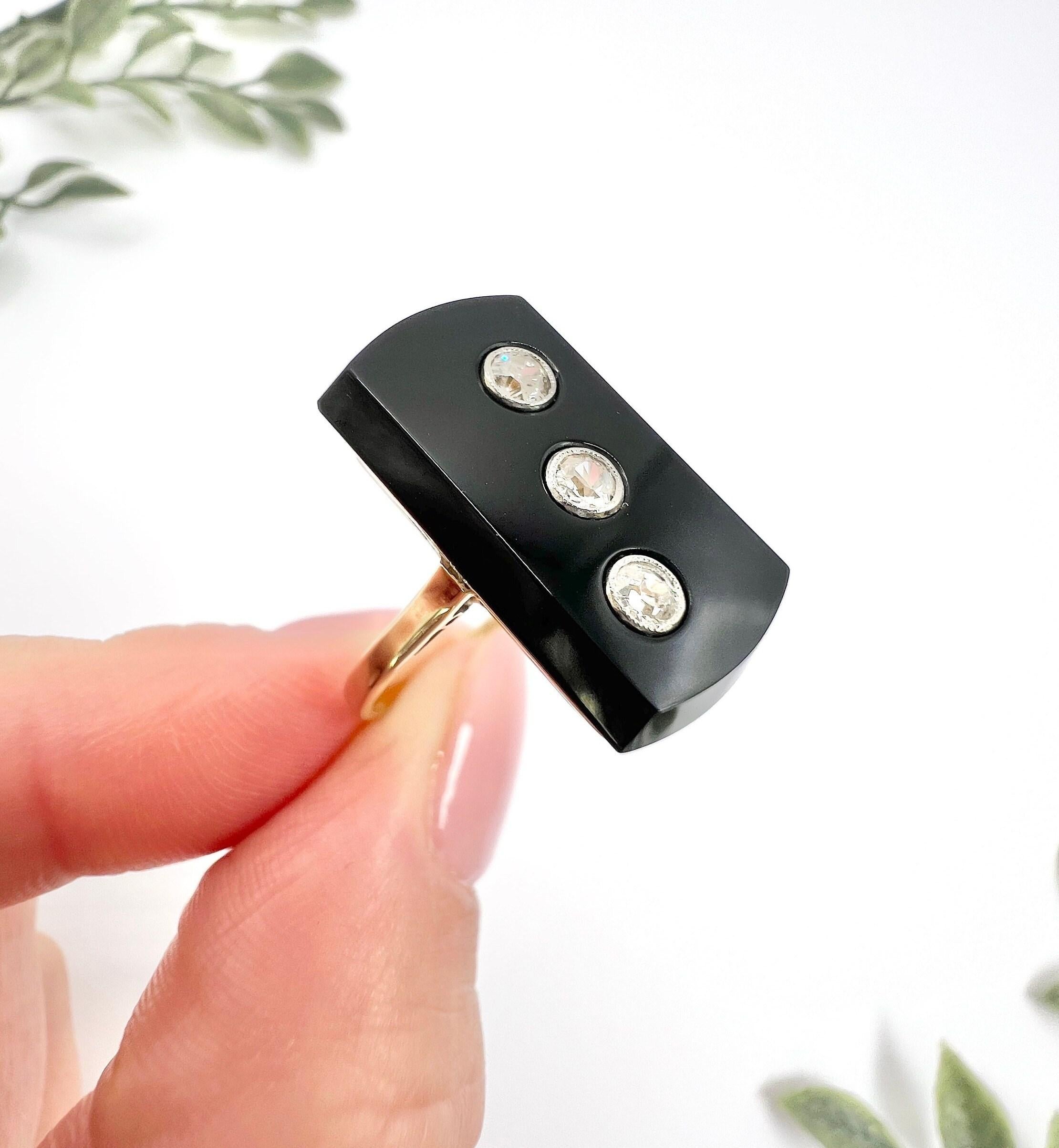 Antique 18ct Gold, 1920s Art Deco Rectangular Onyx & Diamond Three Stone Ring For Sale 3