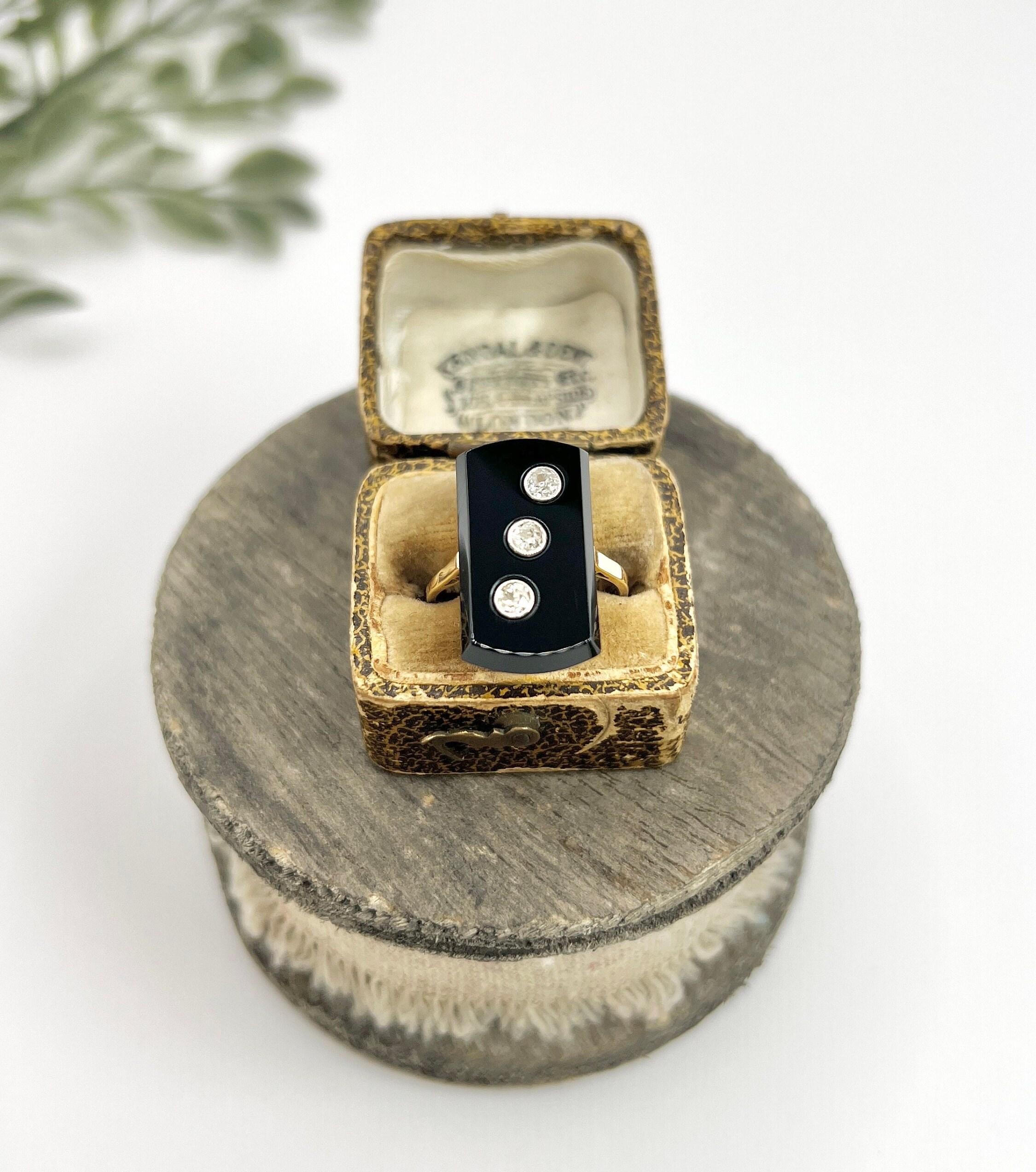 Antique 18ct Gold, 1920s Art Deco Rectangular Onyx & Diamond Three Stone Ring For Sale 4