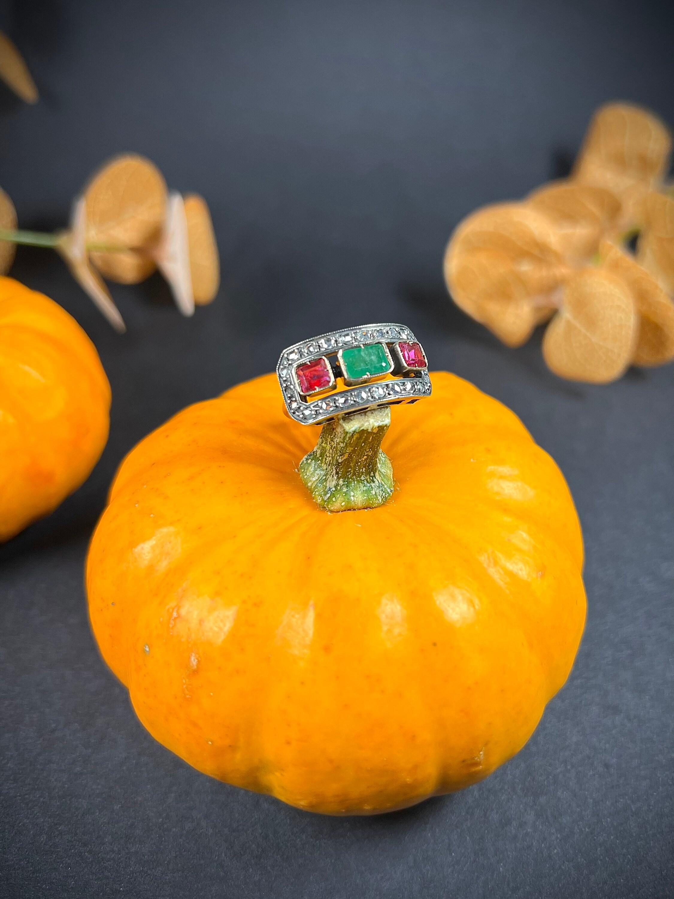 Antique 18ct Gold 1920’s Emerald, Ruby & Diamond Cocktail Ring For Sale 3