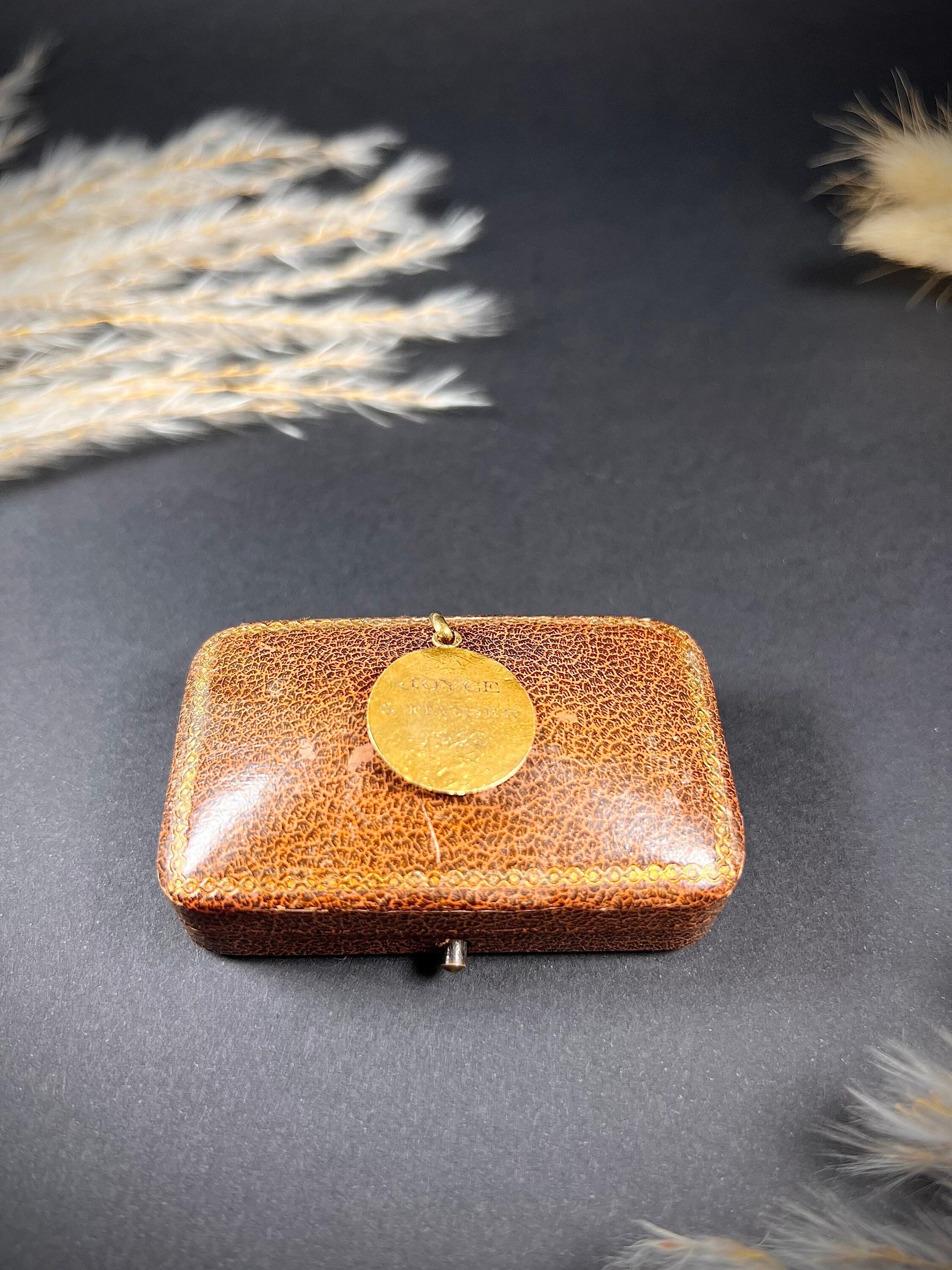 Antique 18ct Gold, 1920s French Cherub Portrait Disc Pendant For Sale 7