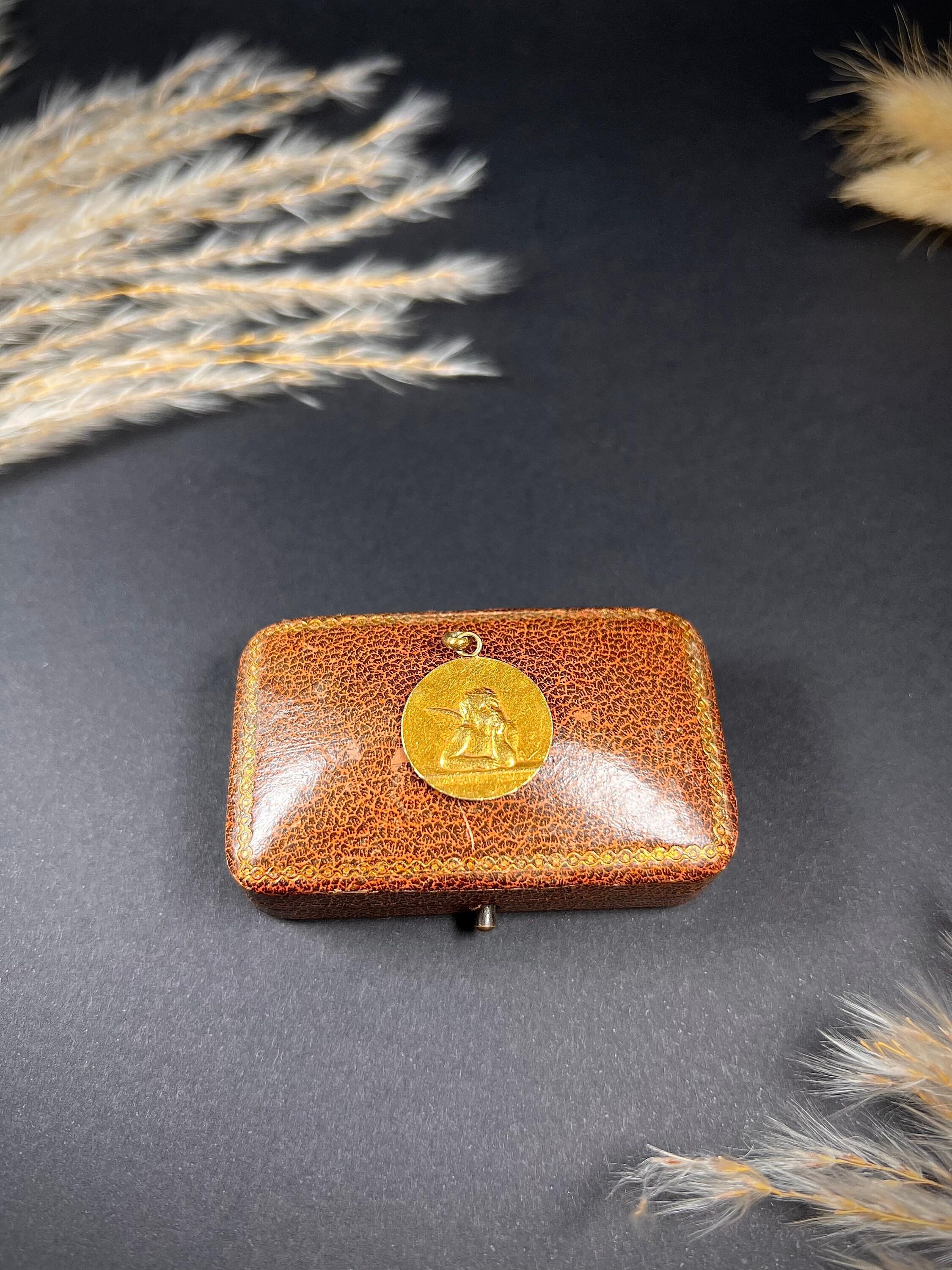 Antique 18ct Gold, 1920s French Cherub Portrait Disc Pendant In Good Condition For Sale In Brighton, GB