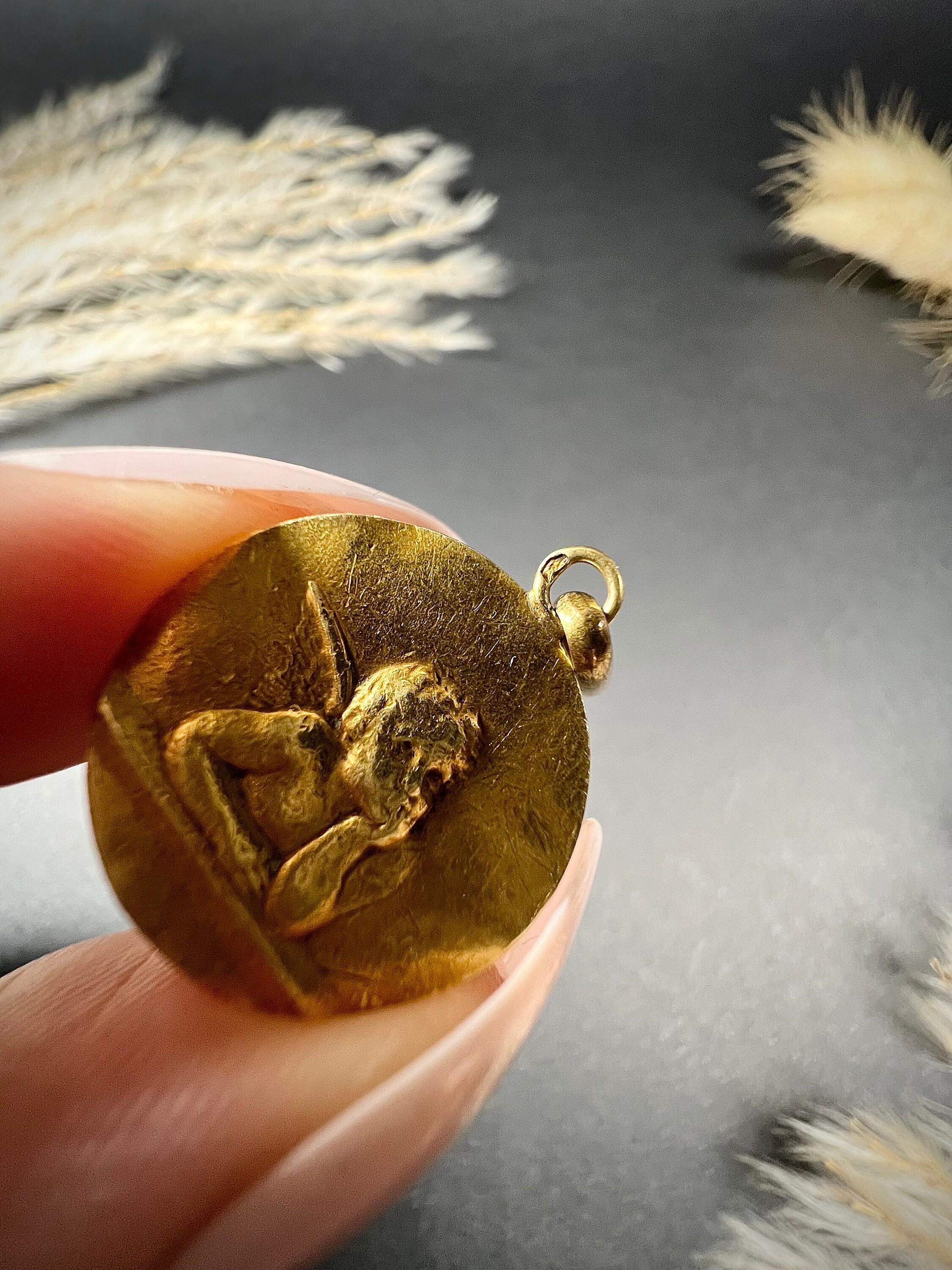Antique 18ct Gold, 1920s French Cherub Portrait Disc Pendant For Sale 1