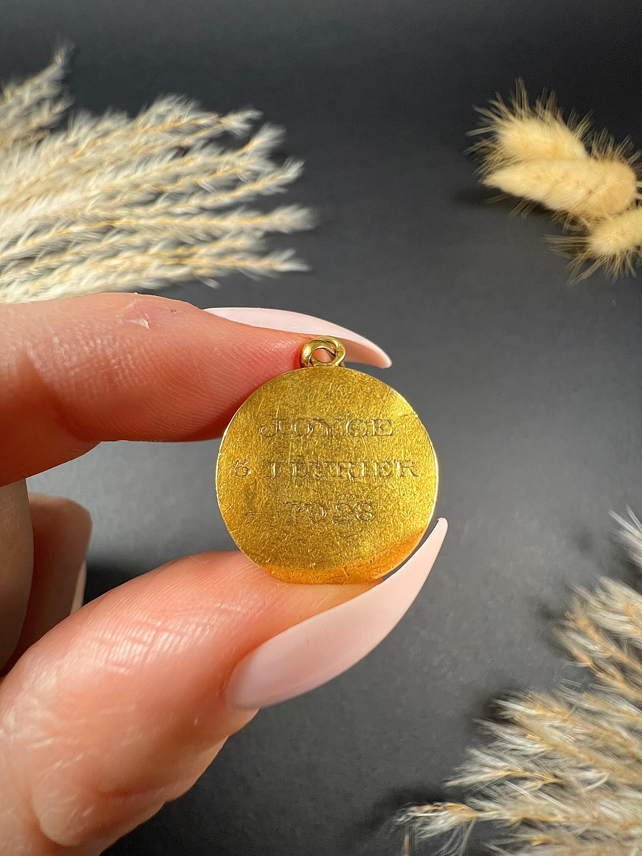 Antique 18ct Gold, 1920s French Cherub Portrait Disc Pendant For Sale 2