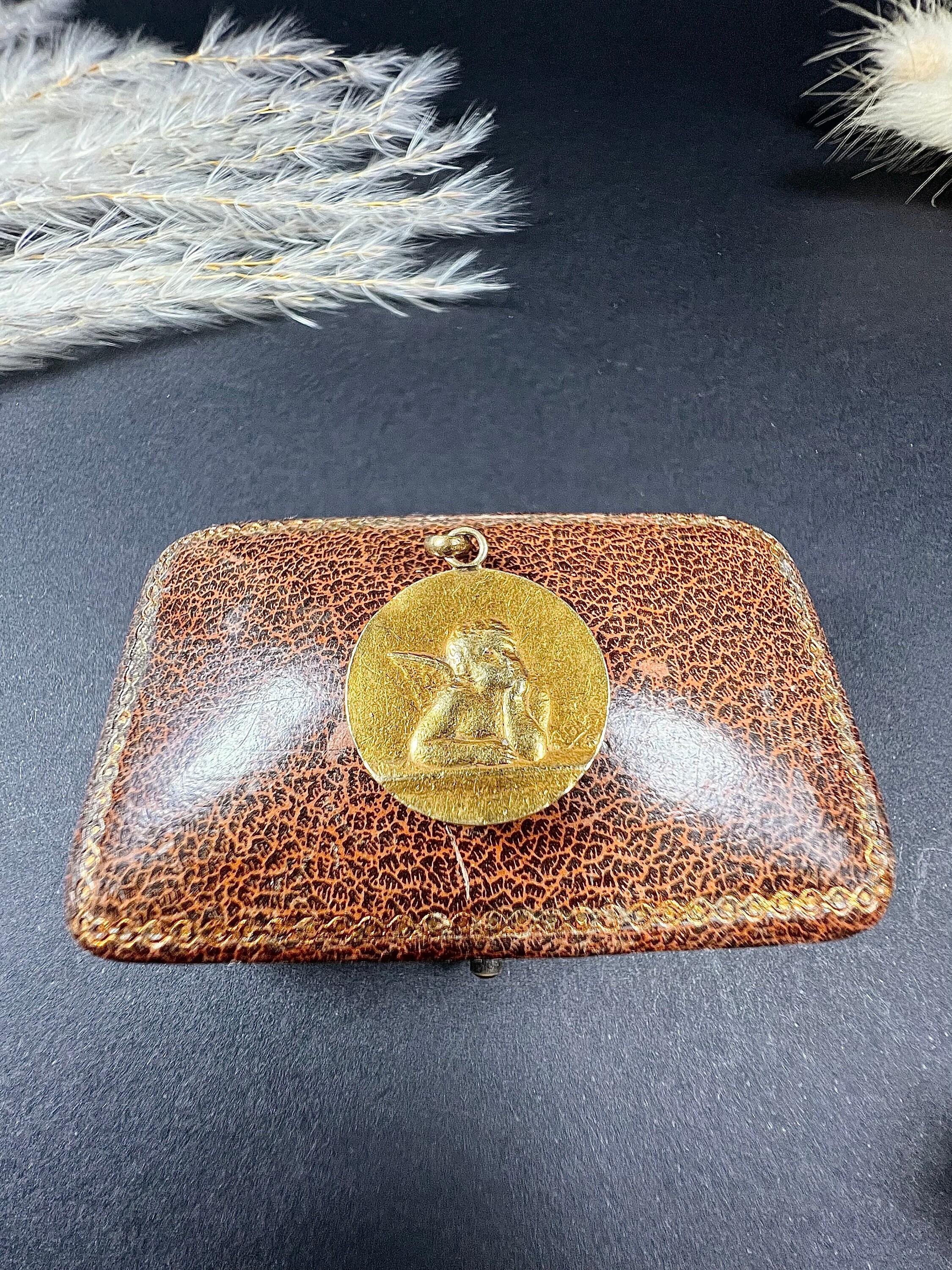Antique 18ct Gold, 1920s French Cherub Portrait Disc Pendant For Sale 4