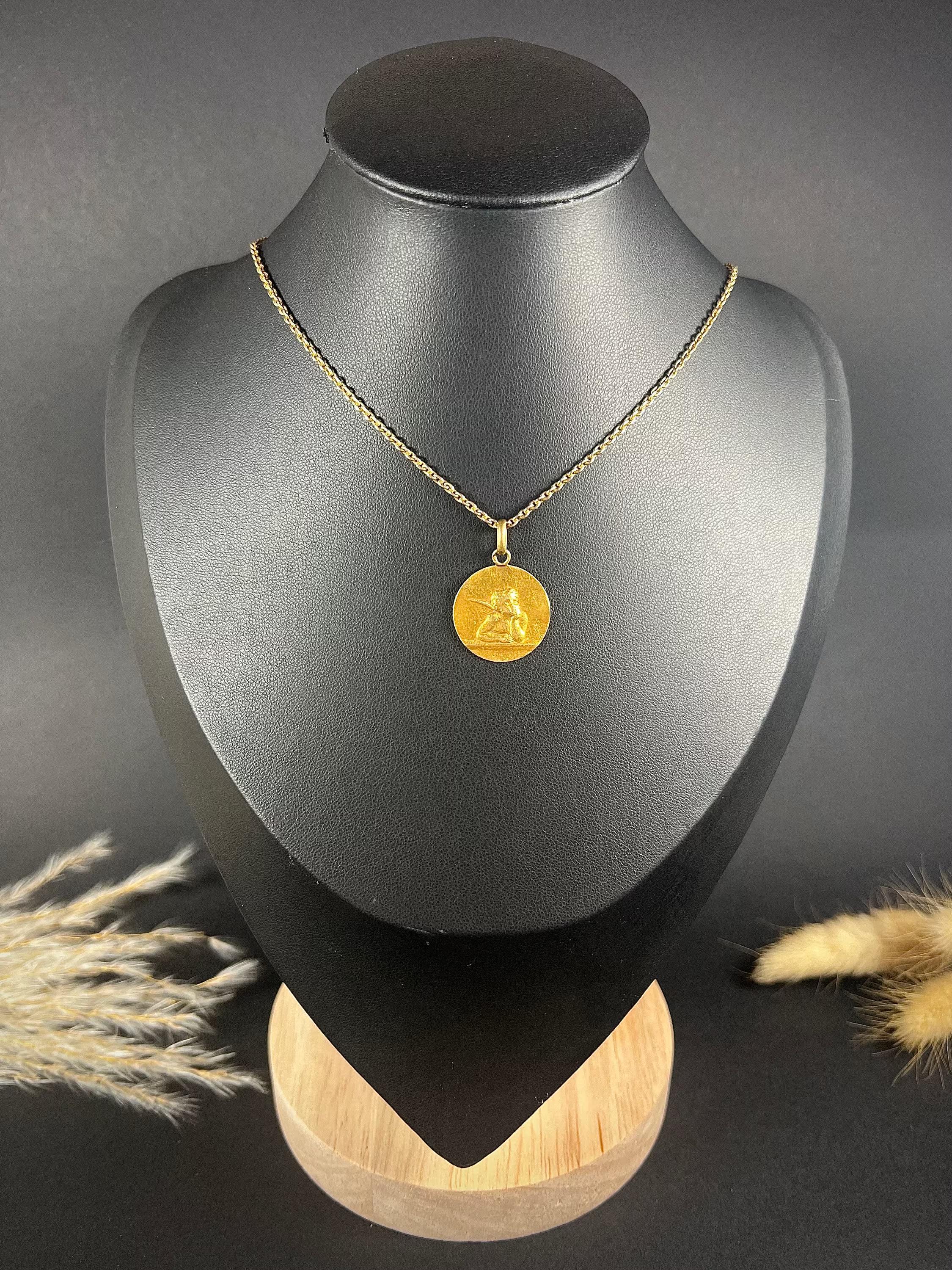 Antique 18ct Gold, 1920s French Cherub Portrait Disc Pendant For Sale 5