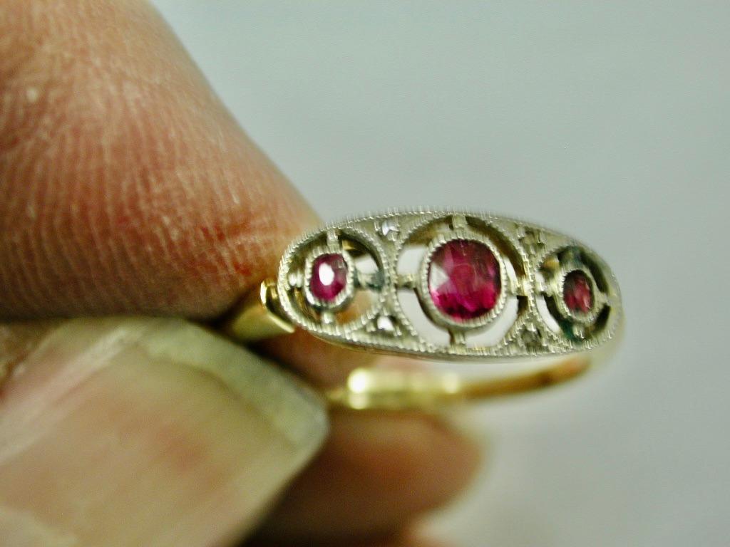 Antique 18ct Gold 3 Stone Ruby Ring with 4 Small Rose Cut Diamonds C 1900 In Good Condition For Sale In London, GB