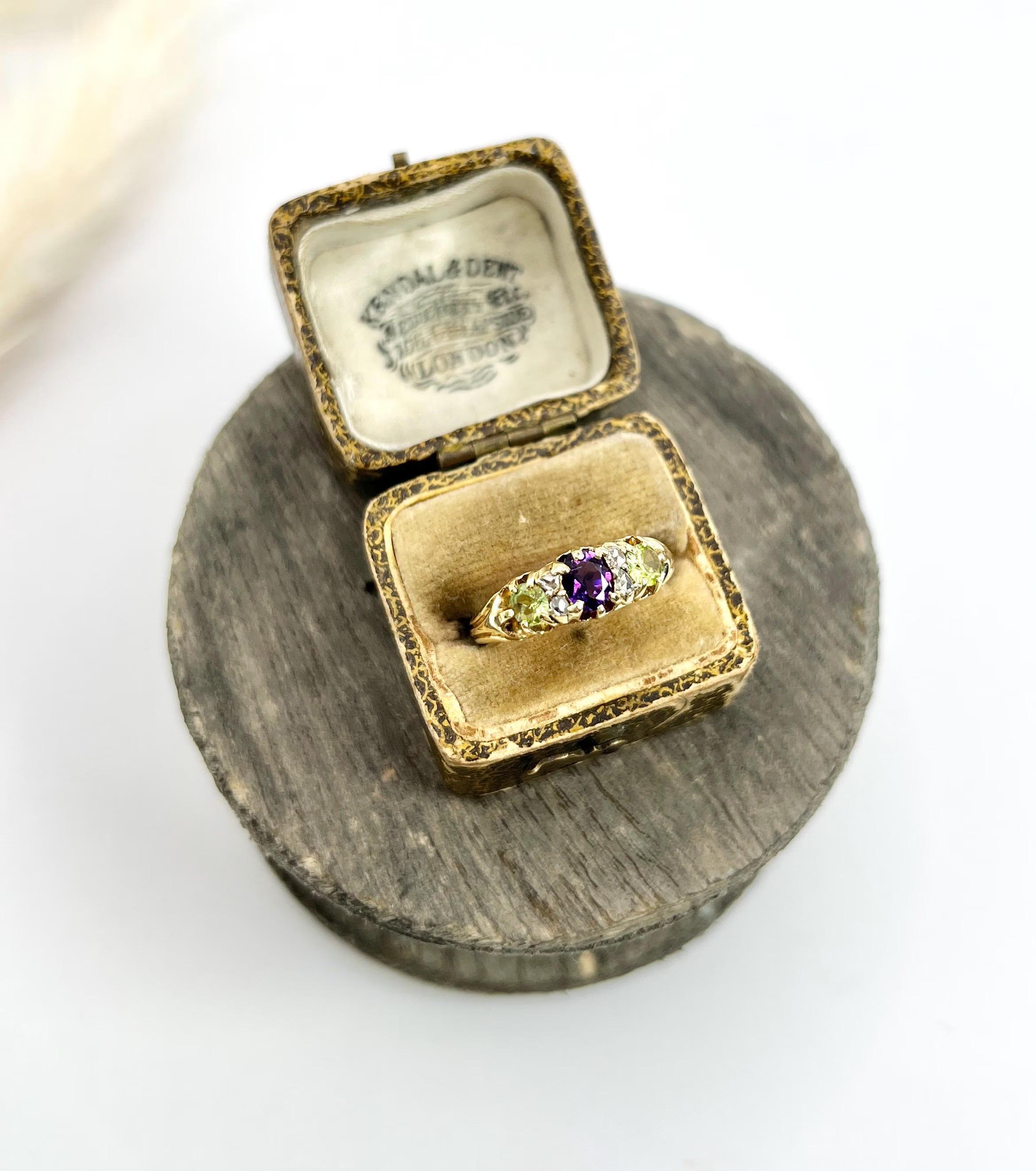 Anillo Sufragista Antiguo 

oro 18ct 

Alrededor de 1910

Sumérgete en la historia con este exquisito anillo sufragista eduardiano estampado en oro de 18 ct, un verdadero testimonio del espíritu del movimiento sufragista. Elegantemente diseñada,