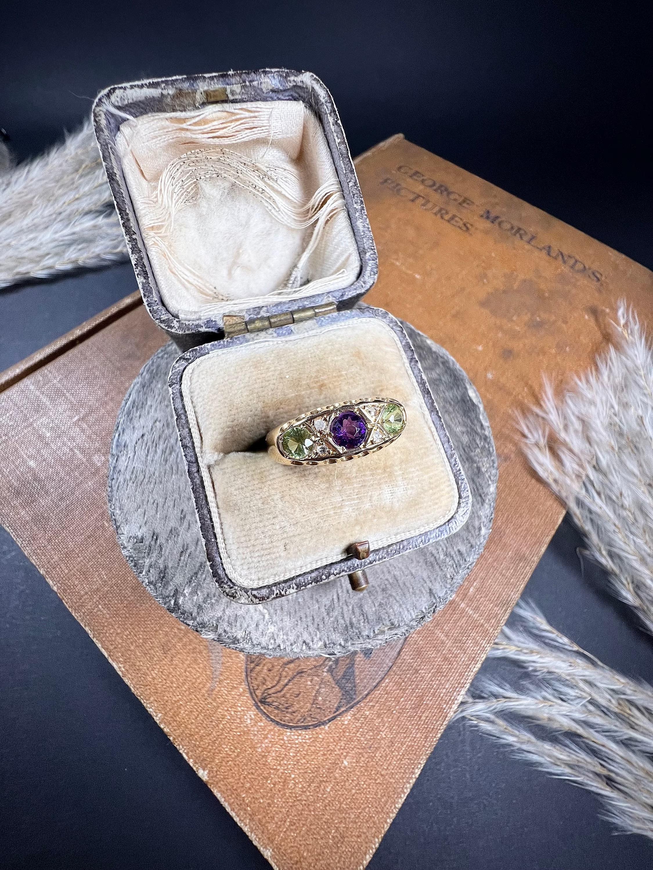 Antiker Suffragette-Ring aus 18 Karat Gold mit Amethyst, Diamant und Peridot (Rundschliff) im Angebot