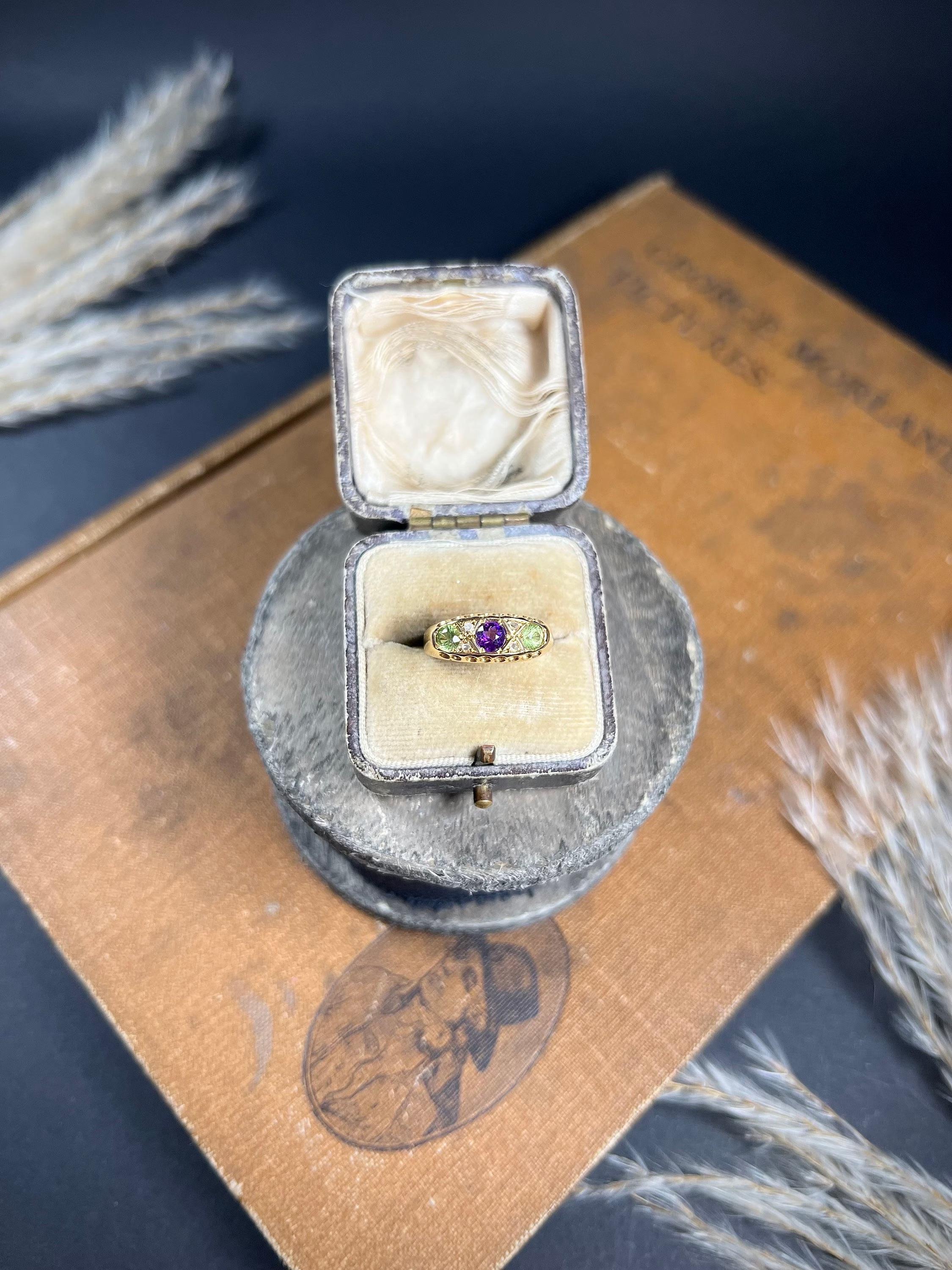 Antiker Suffragette-Ring aus 18 Karat Gold mit Amethyst, Diamant und Peridot im Angebot 1