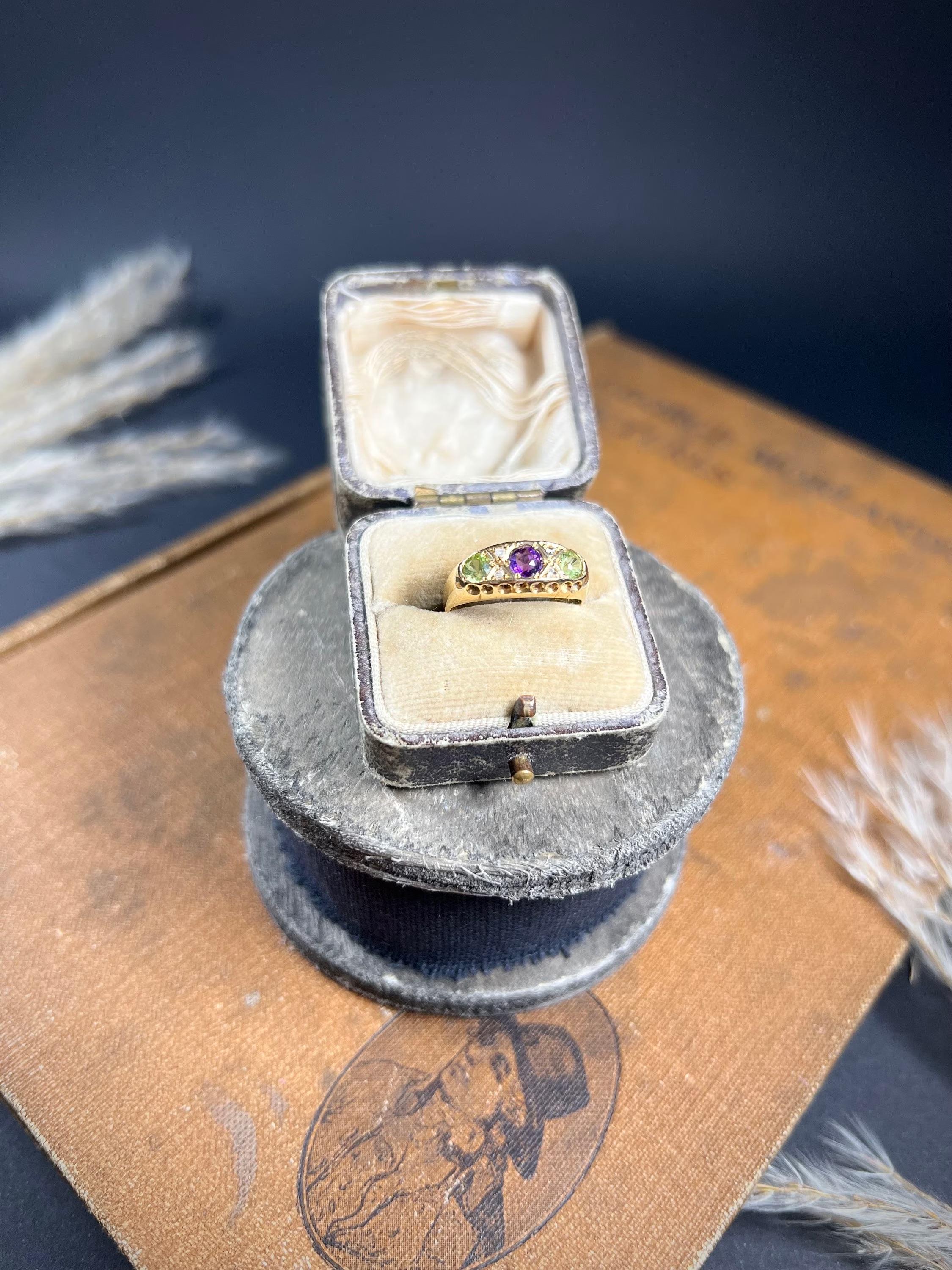 Antiker Suffragette-Ring aus 18 Karat Gold mit Amethyst, Diamant und Peridot im Angebot 2