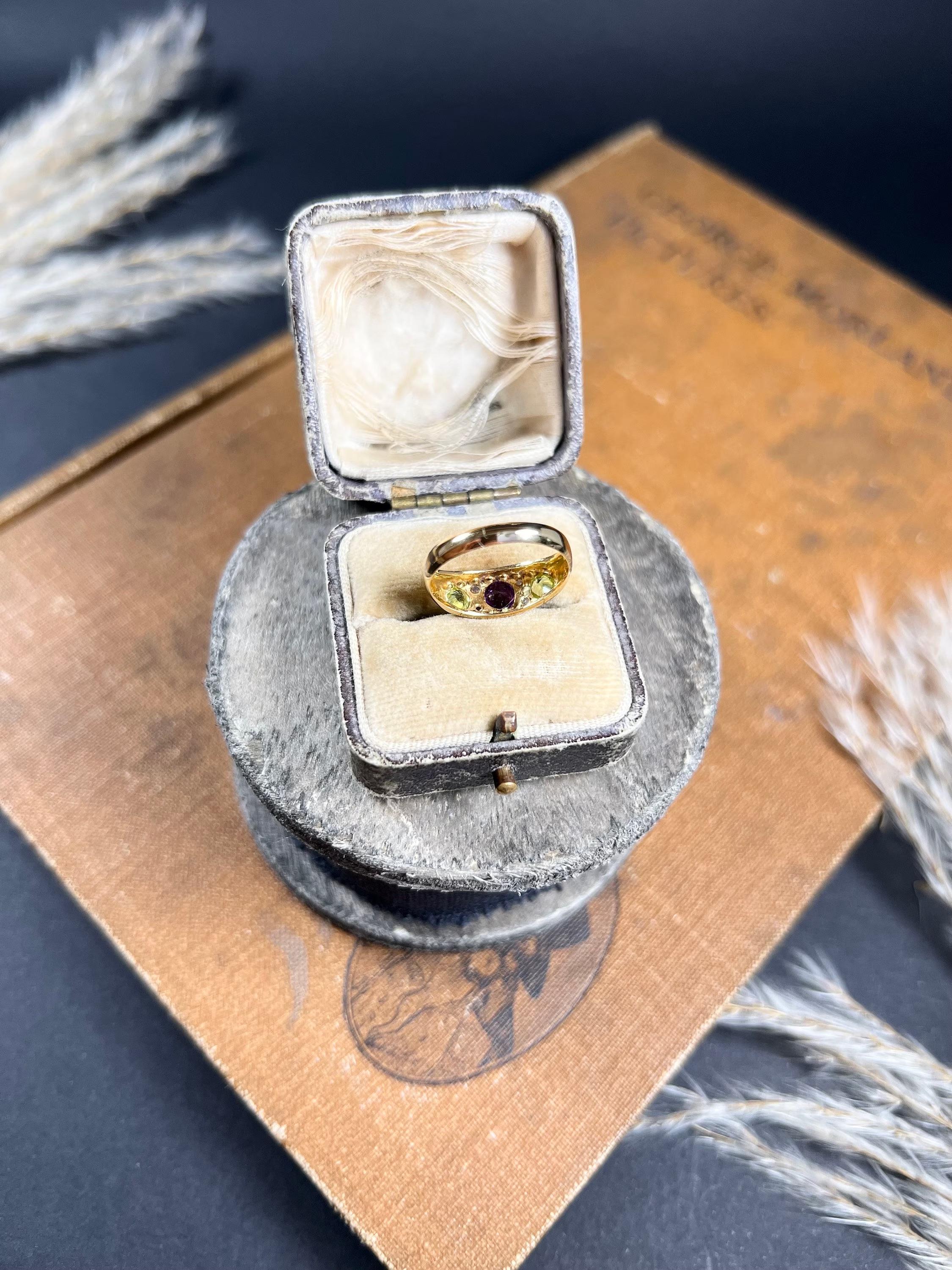 Antiker Suffragette-Ring aus 18 Karat Gold mit Amethyst, Diamant und Peridot im Angebot 3