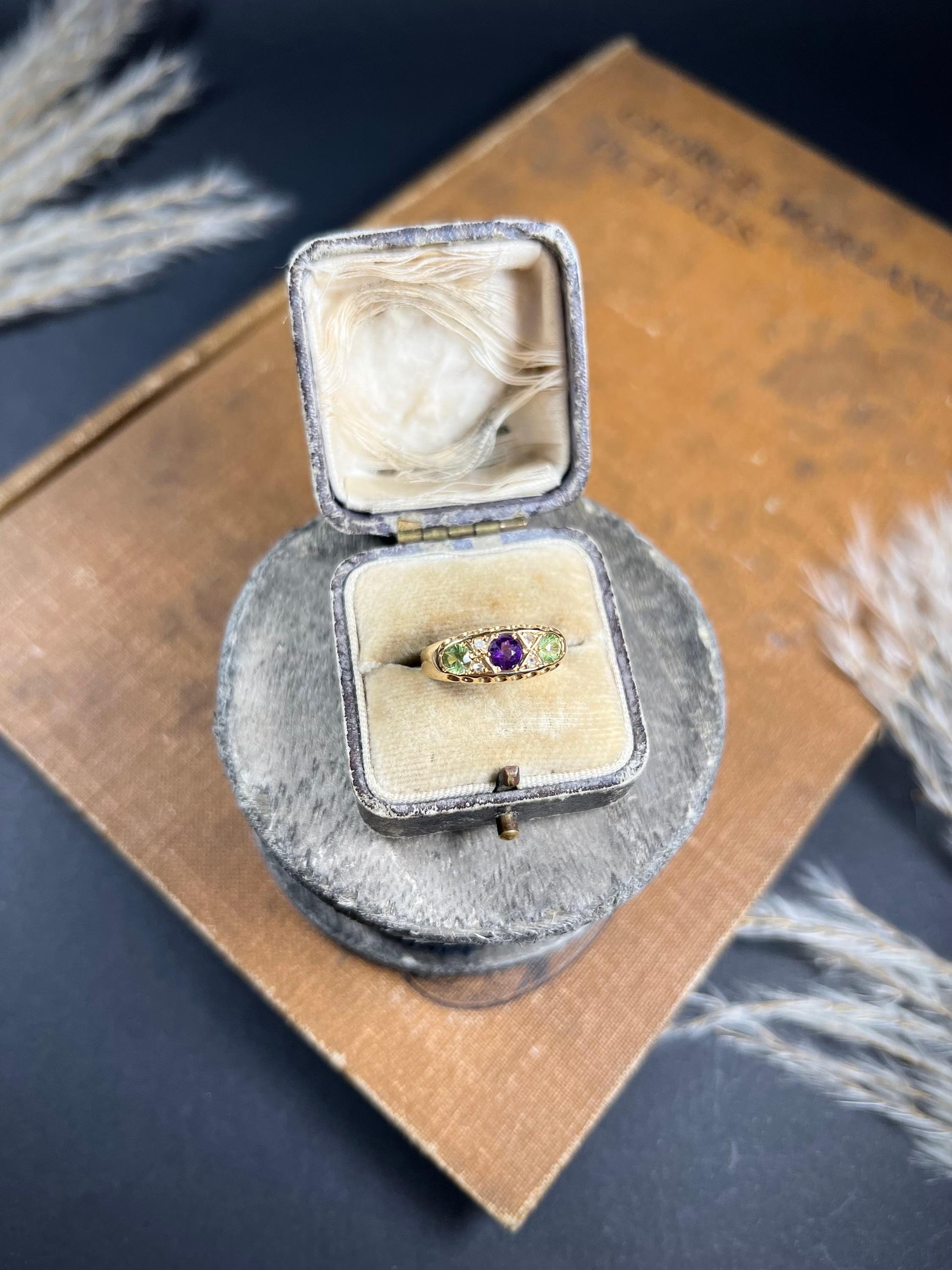 Antiker Suffragette-Ring aus 18 Karat Gold mit Amethyst, Diamant und Peridot im Angebot 4