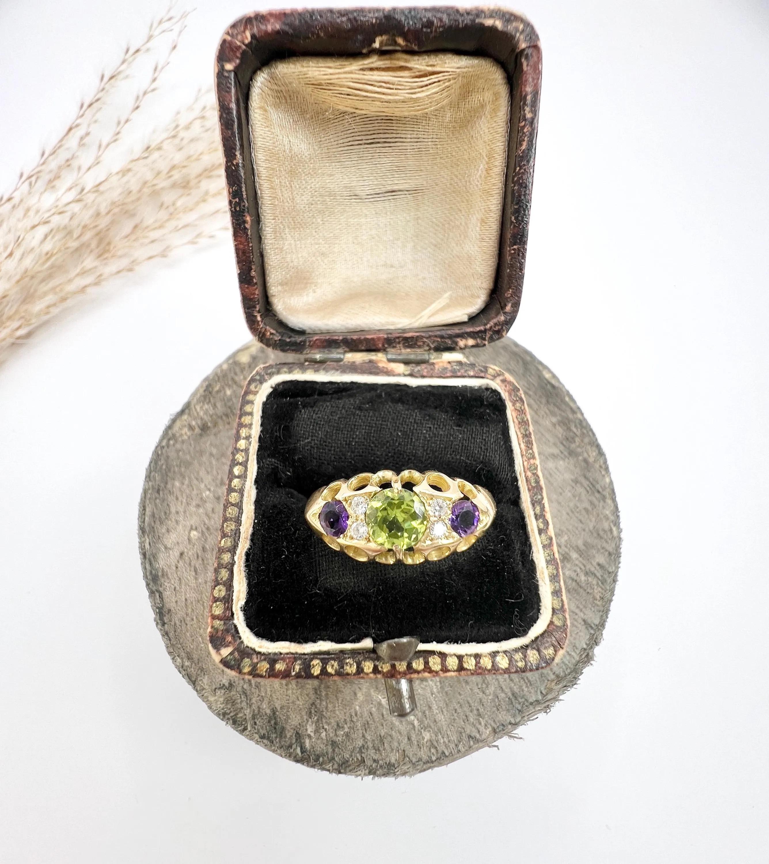 Antique 18ct Gold Amethyst Diamond and Peridot Suffragette Ring Hallmarked 1919 For Sale 2