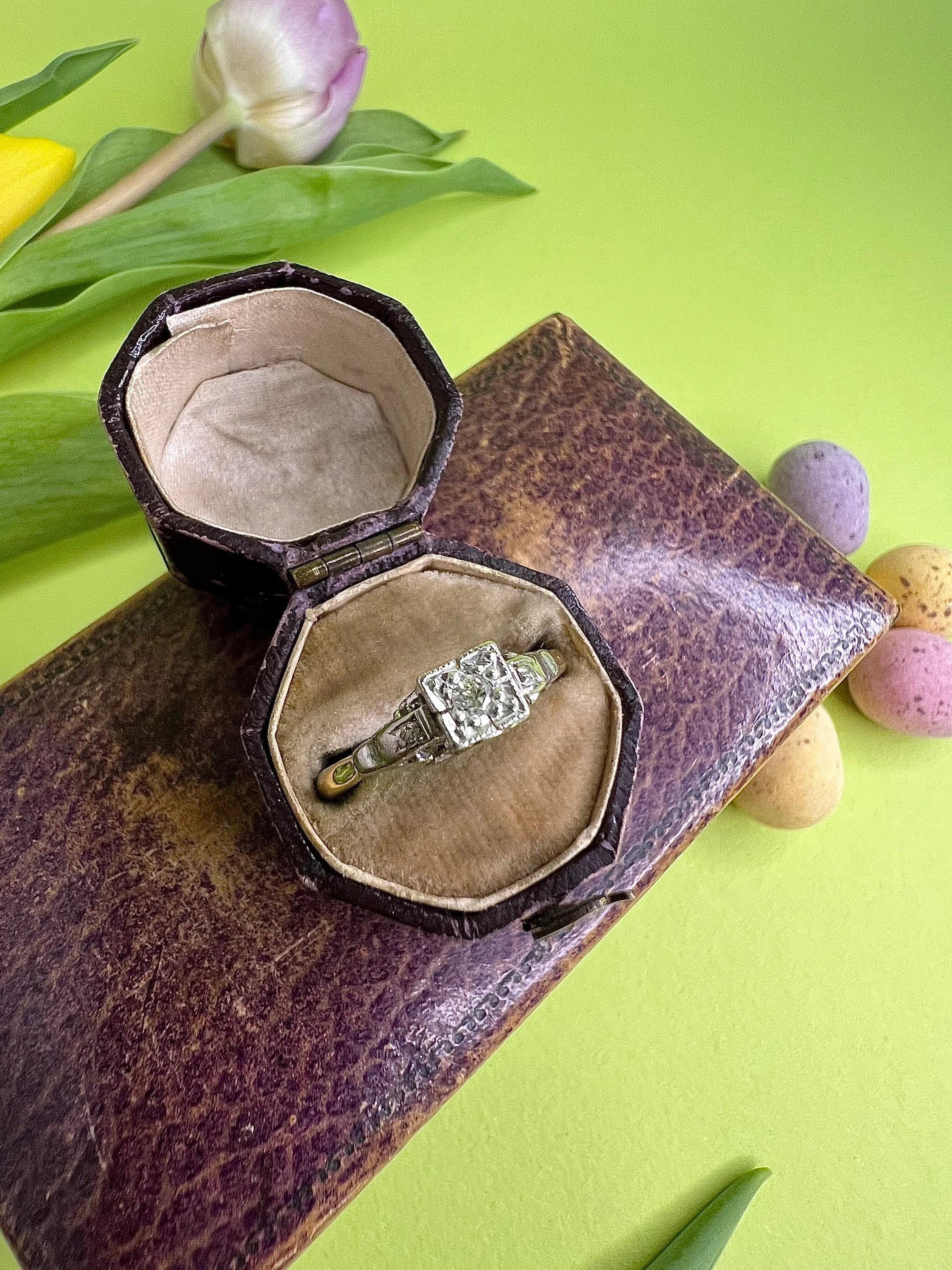 Antiker quadratischer Deko-Verlobungsring aus 18 Karat Gold und Diamanten (Alteuropäischer Schliff) im Angebot