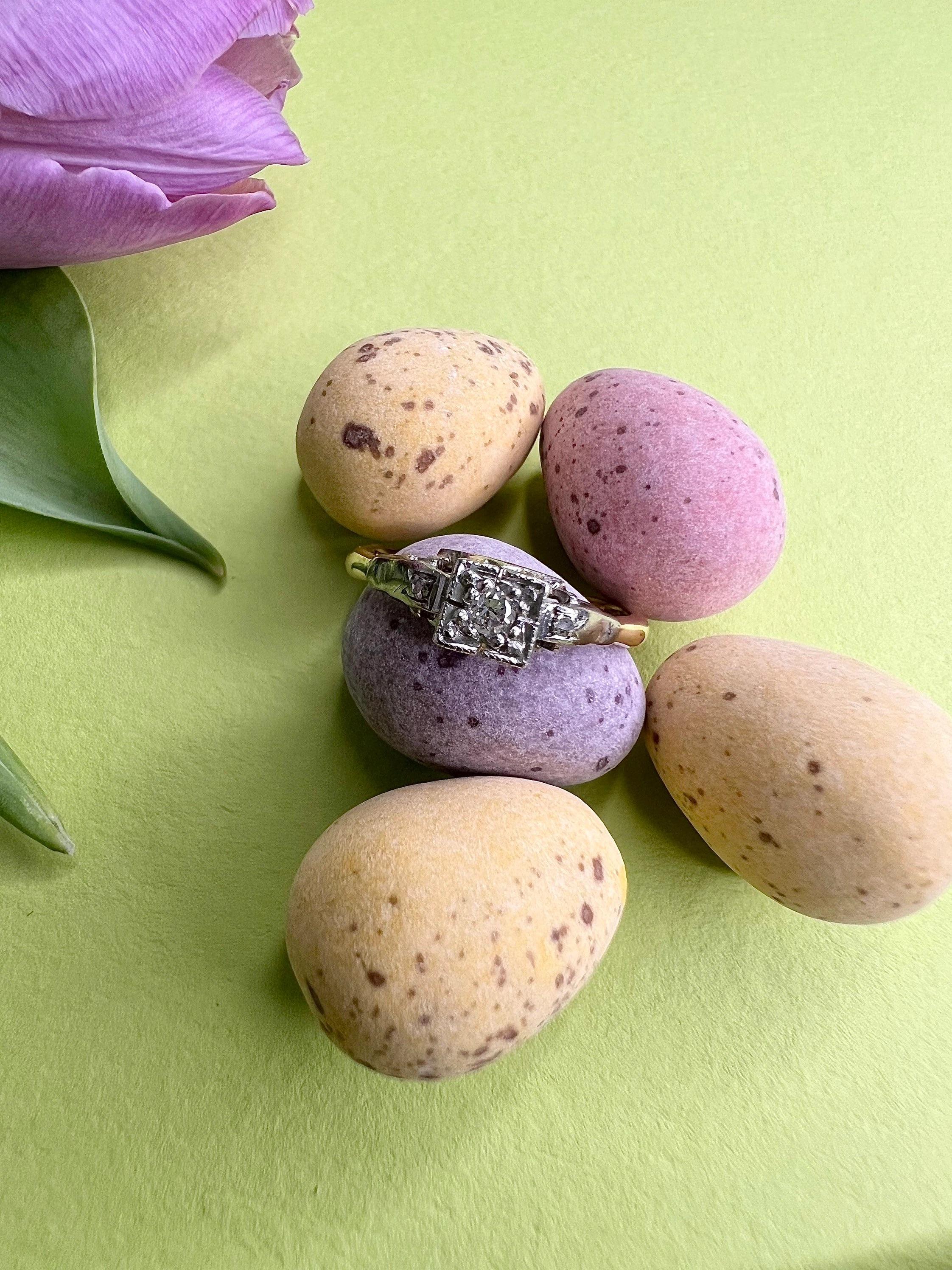 Antiker quadratischer Deko-Verlobungsring aus 18 Karat Gold und Diamanten im Angebot 1