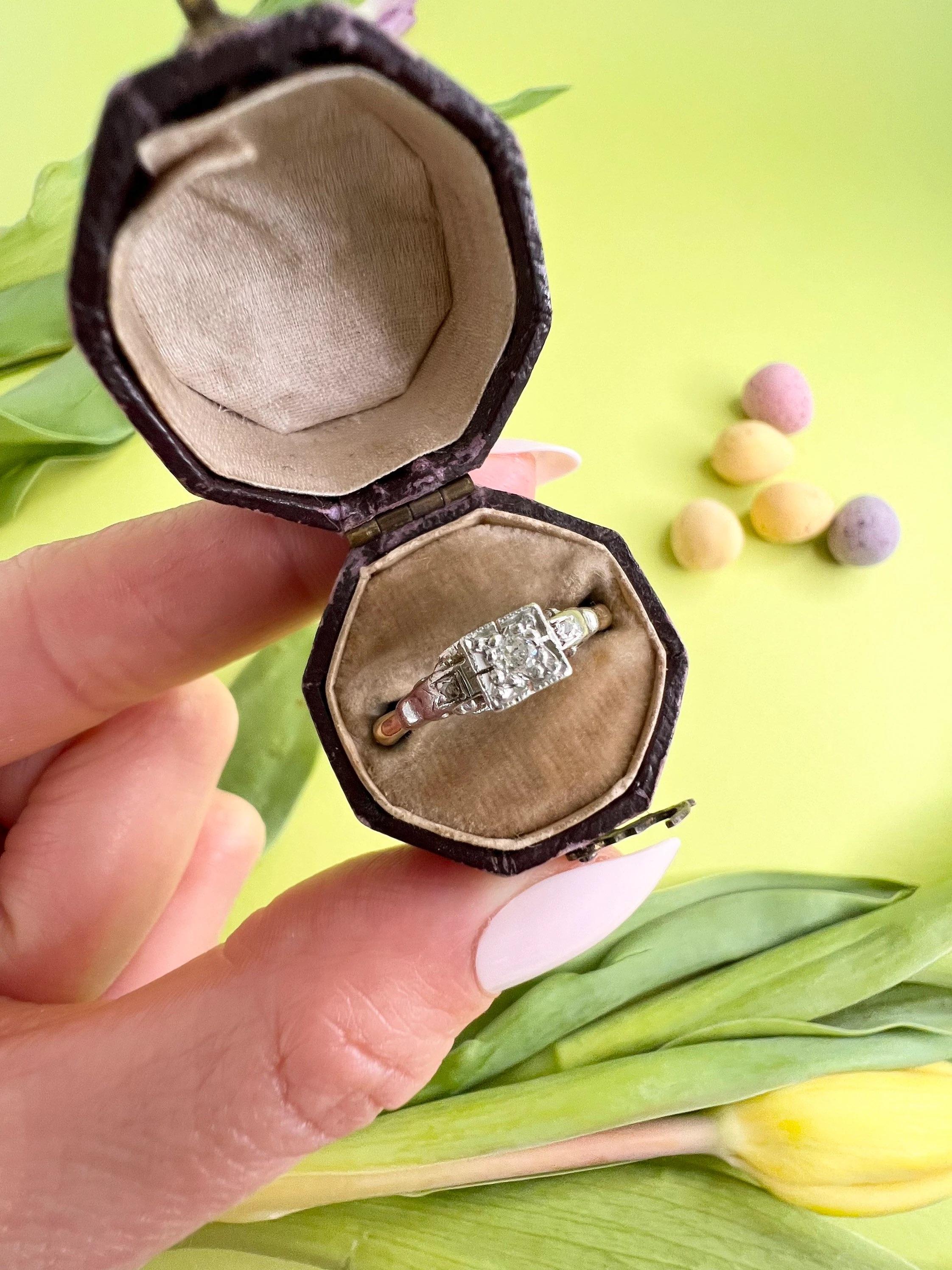 Antiker quadratischer Deko-Verlobungsring aus 18 Karat Gold und Diamanten im Angebot 2