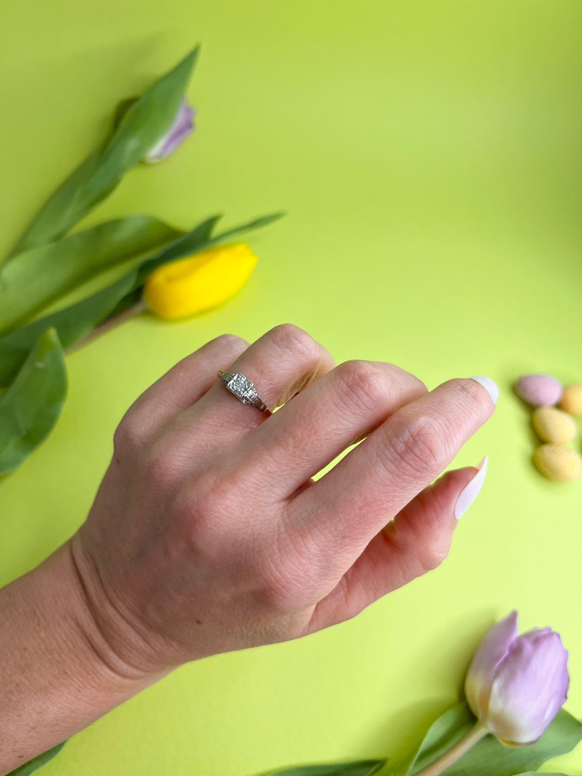 Antiker quadratischer Deko-Verlobungsring aus 18 Karat Gold und Diamanten im Angebot 3