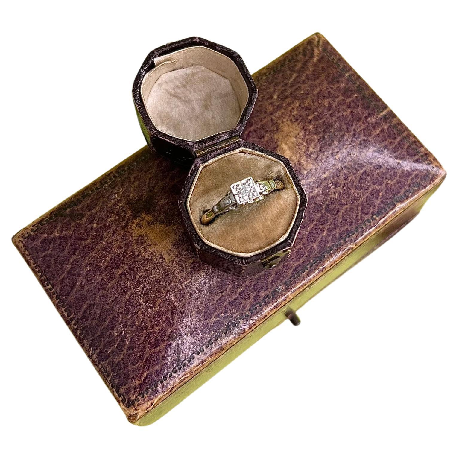 Antiker quadratischer Deko-Verlobungsring aus 18 Karat Gold und Diamanten im Angebot