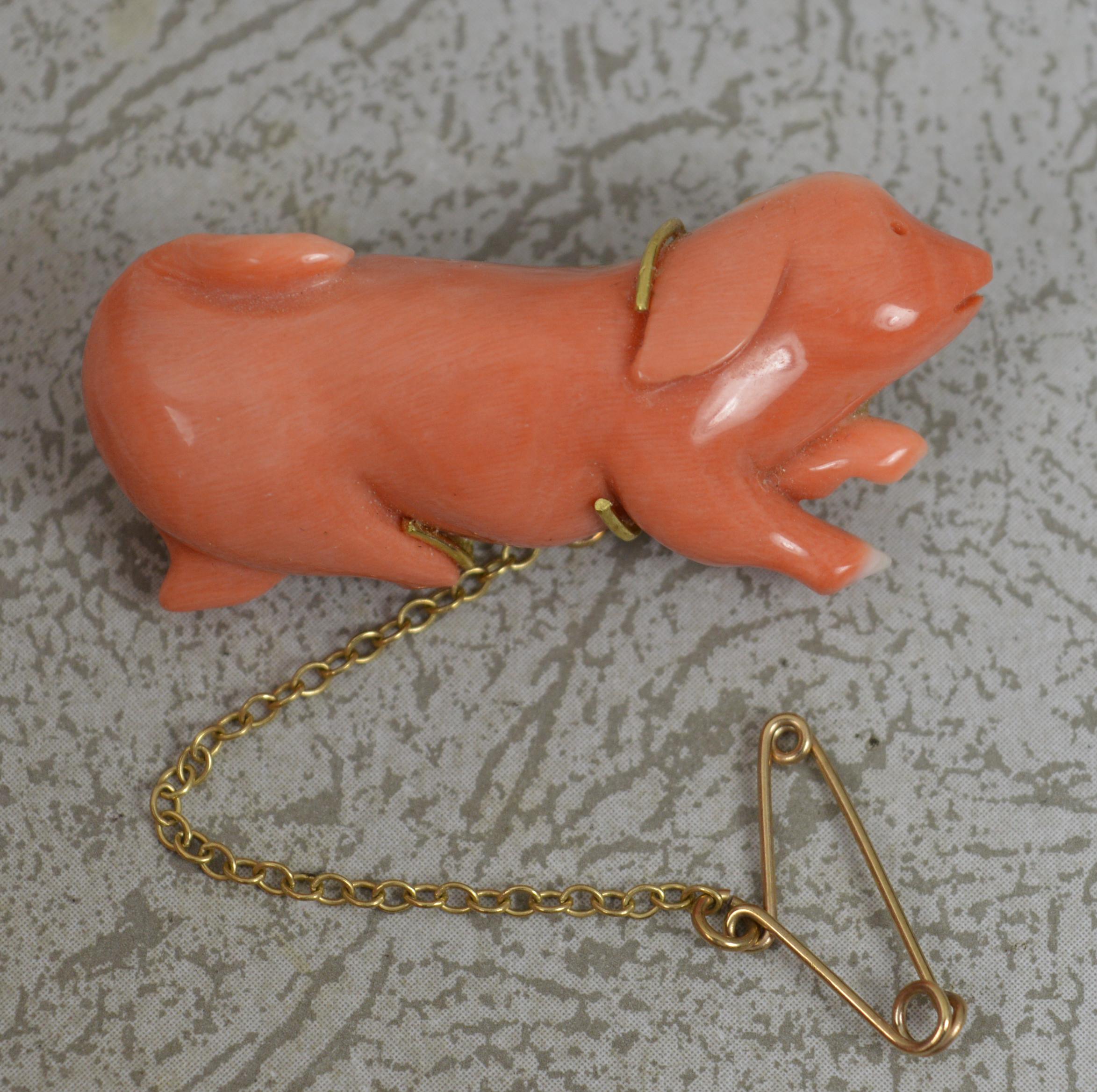 A superb vintage brooch.
A finely carved piece in the form of a pig.
Mounted into a solid 18 carat yellow gold claw setting and back.

CONDITION ; Excellent. Crisp pattern., finely carved. Clean back and setting. Working pin. Please view