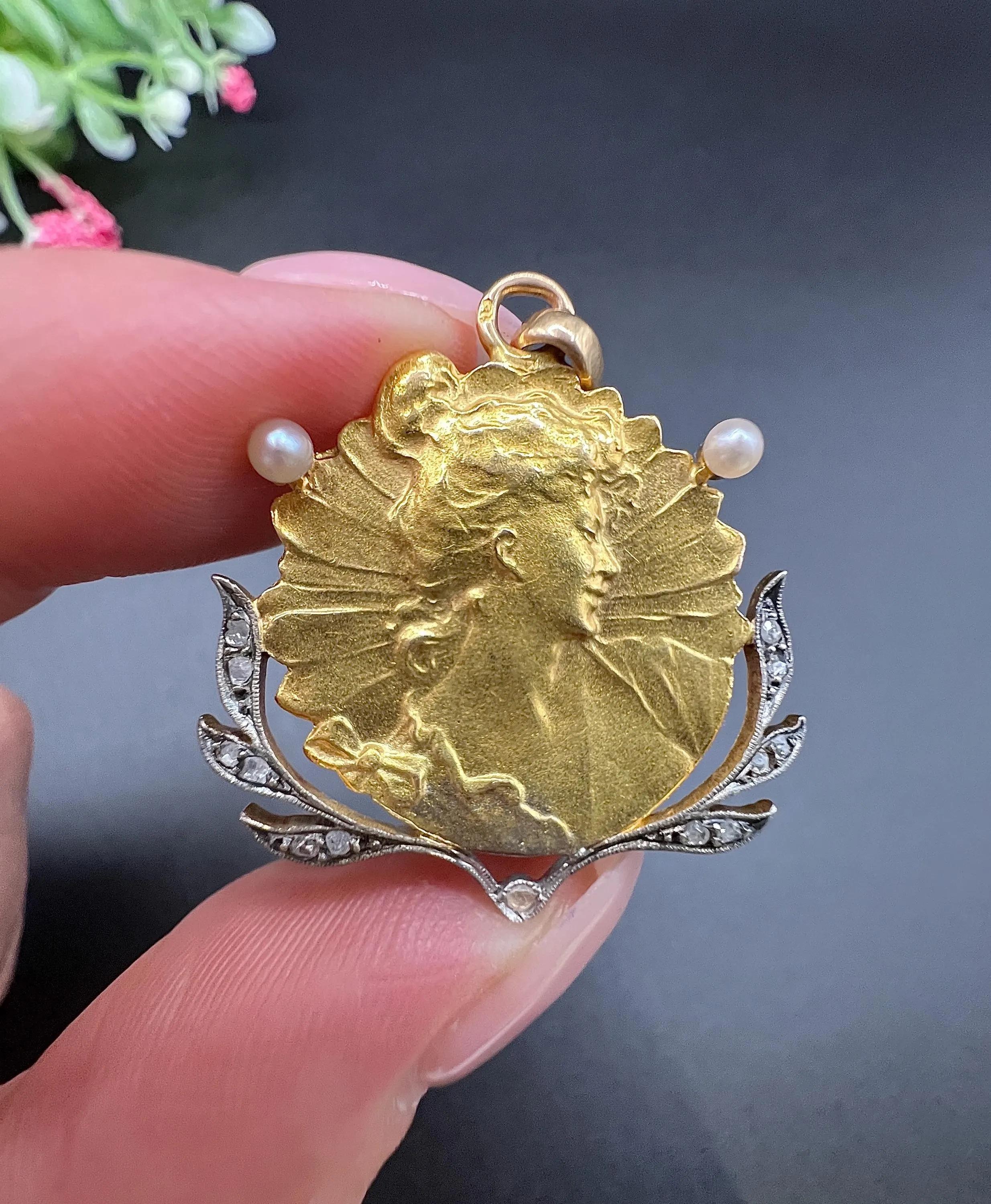 Pendentif ancien en or 18ct, diamants et perles de rocaille pour un portrait de femme en vente 4