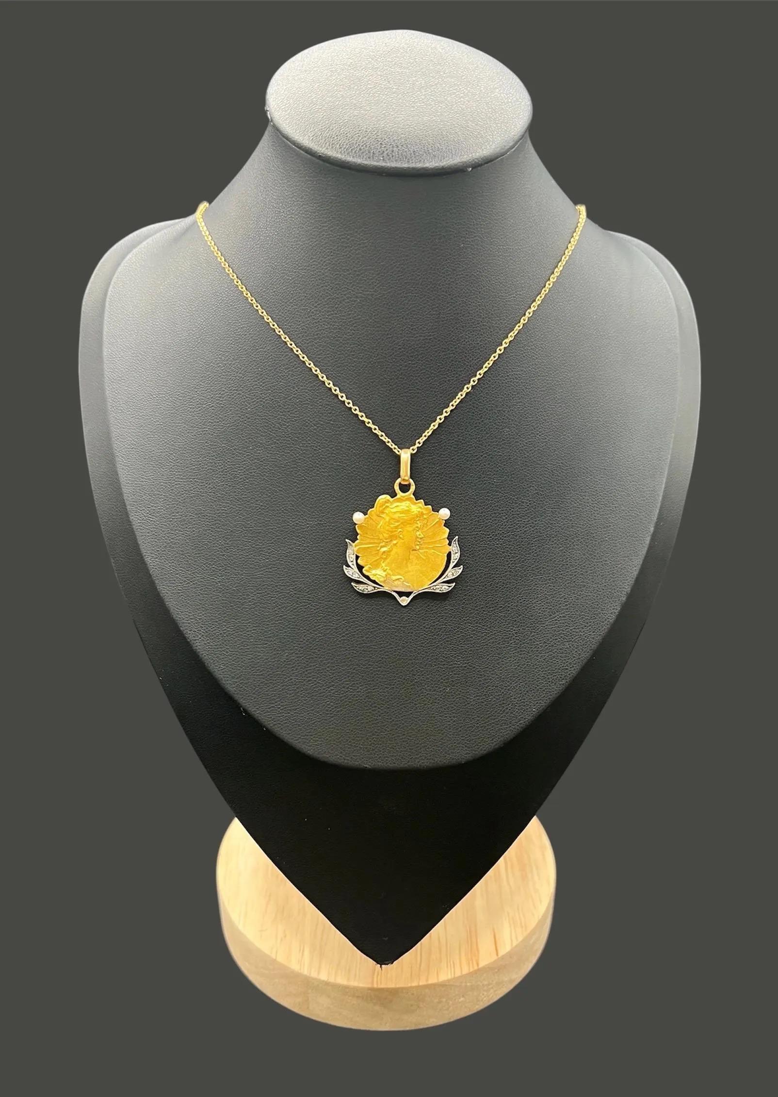 Pendentif Lady antique 

Or 18 carats

Circa 1920s

* La chaîne est vendue séparément 

Ce pendentif exquis de style Art nouveau est un magnifique exemple d'élégance intemporelle, réalisé en luxueux or jaune 18 ct. Il présente l'image captivante
